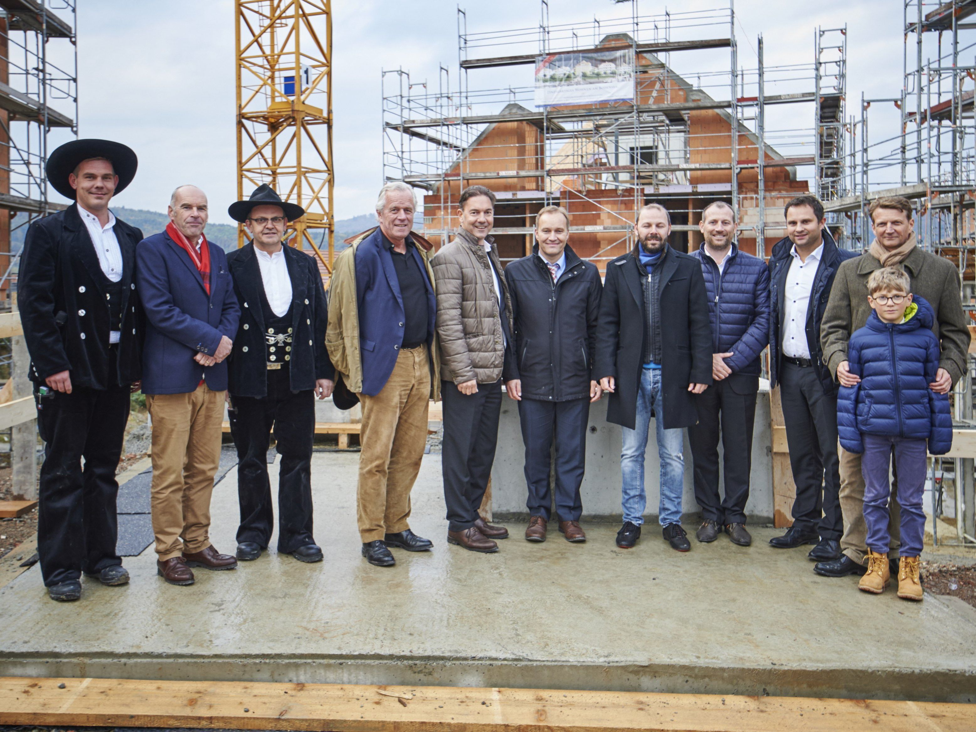 Das traditionelle Richtfest feierten die Beteiligten der Gräflichen Seedomaine zu Bodman gemeinsam mit den Handwerkern: Tobias Jaklin (Betriebsleiter Graf Bodman Häuser), Architekt Prof. Hans Kollhoff, Alexander Stuchly (Geschäftsführer i+R Dietrich Wohnbau), Bürgermeister Matthias Weckbach, Günter Schertler (i+R Gruppe), Alexander Manz (Geschäftsstellenleiter i+R Dietrich Wohnbau), Patrick Meier (Verkaufsleiter i+R Dietrich Wohnbau) und Freiherr Johannes von Bodman mit Sohn. Das traditionelle Richtfest feierten die Beteiligten der Gräflichen Seedomaine zu Bodman gemeinsam mit den Handwerkern: Tobias Jaklin (Betriebsleiter Graf Bodman Häuser), Architekt Prof. Hans Kollhoff, Alexander Stuchly (Geschäftsführer i+R Dietrich Wohnbau), Bürgermeister Matthias Weckbach, Günter Schertler (i+R Gruppe), Alexander Manz (Geschäftsstellenleiter i+R Dietrich Wohnbau), Patrick Meier (Verkaufsleiter i+R Dietrich Wohnbau) und Freiherr Johannes von Bodman mit Sohn.