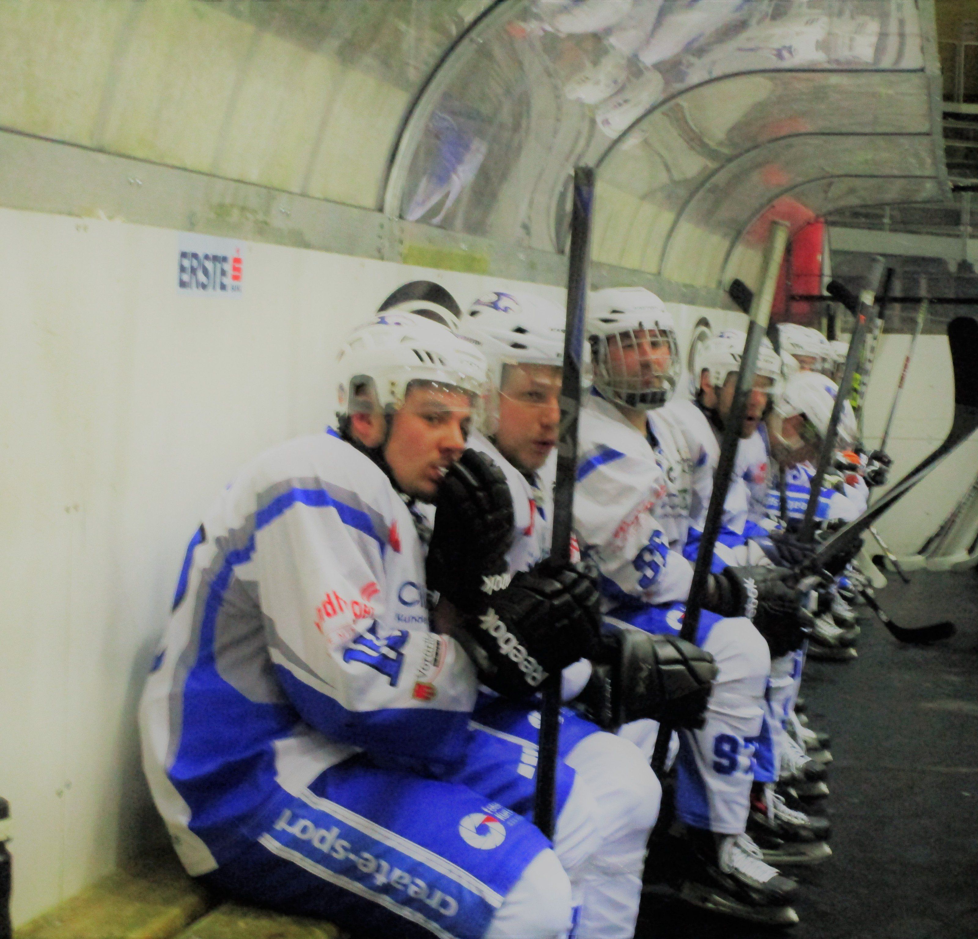 Volle Konzentration auf der Spielerbank. Matchwinner Patrick Ganahl 3.v.l. Volle Konzentration auf der Spielerbank. Matchwinner Patrick Ganahl 3.v.l.