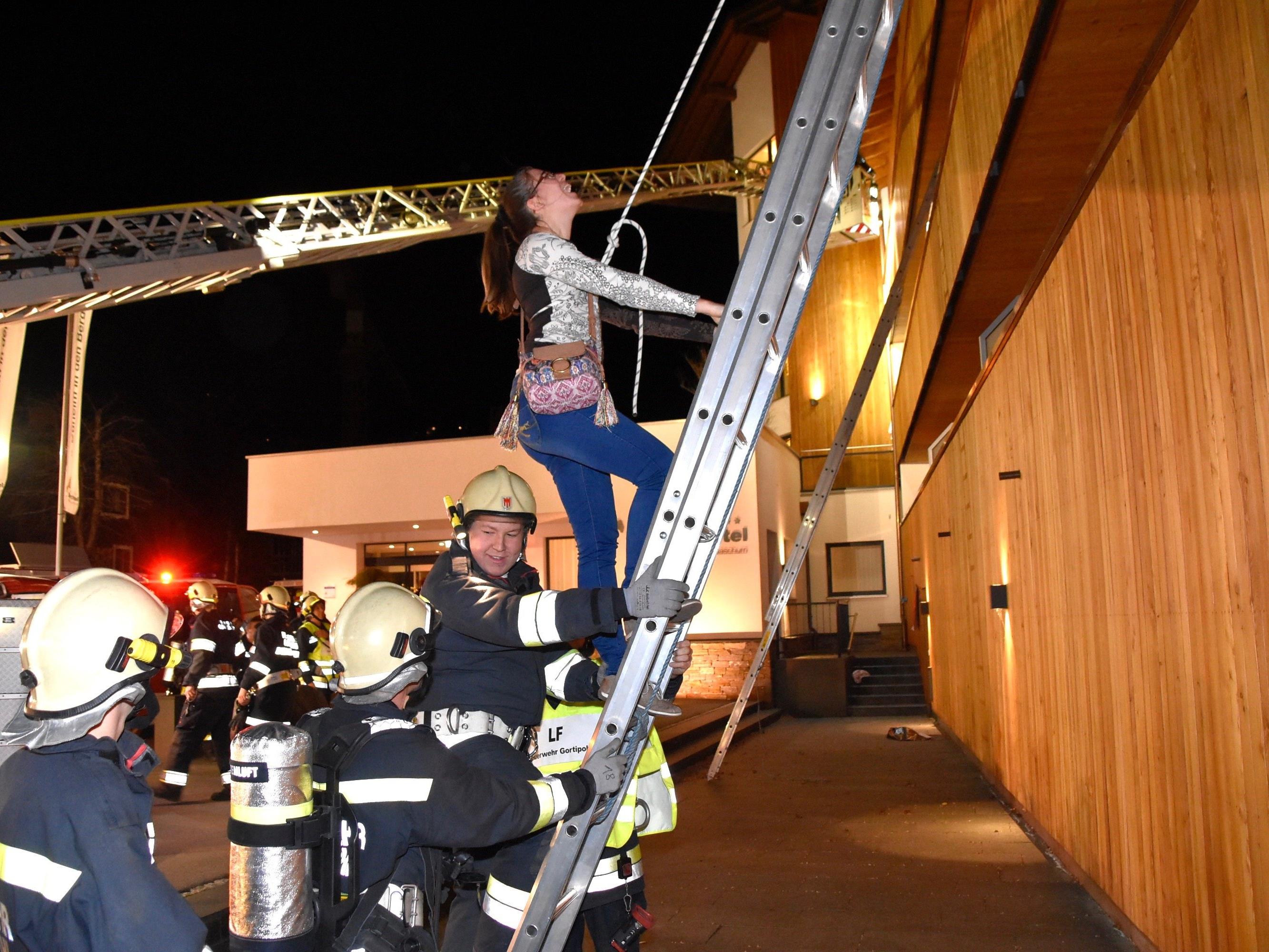 Abschnittsübung der Feuerwehren aus dem Innermontafon im Sporthotel Silvretta Montafon in Gaschurn.