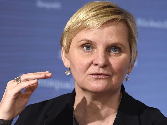 “Wir brauchen wirksame Instrumente, um Jugendliche vor den Fängen der Extremisten wirksam schützen zu können”, so Integrationsstaddträtin Sandra Frauenberger. “Wir brauchen wirksame Instrumente, um Jugendliche vor den Fängen der Extremisten wirksam schützen zu können”, so Integrationsstaddträtin Sandra Frauenberger.