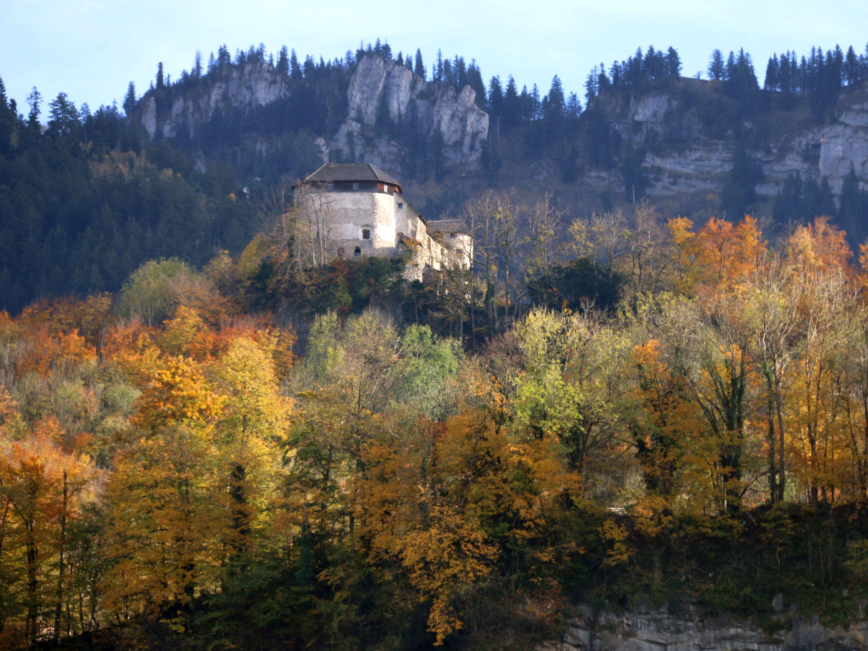 Auf Schloss Glopper entstand ein umfassendes Werk über die Hohenemser Adelsgeschichte. Auf Schloss Glopper entstand ein umfassendes Werk über die Hohenemser Adelsgeschichte.