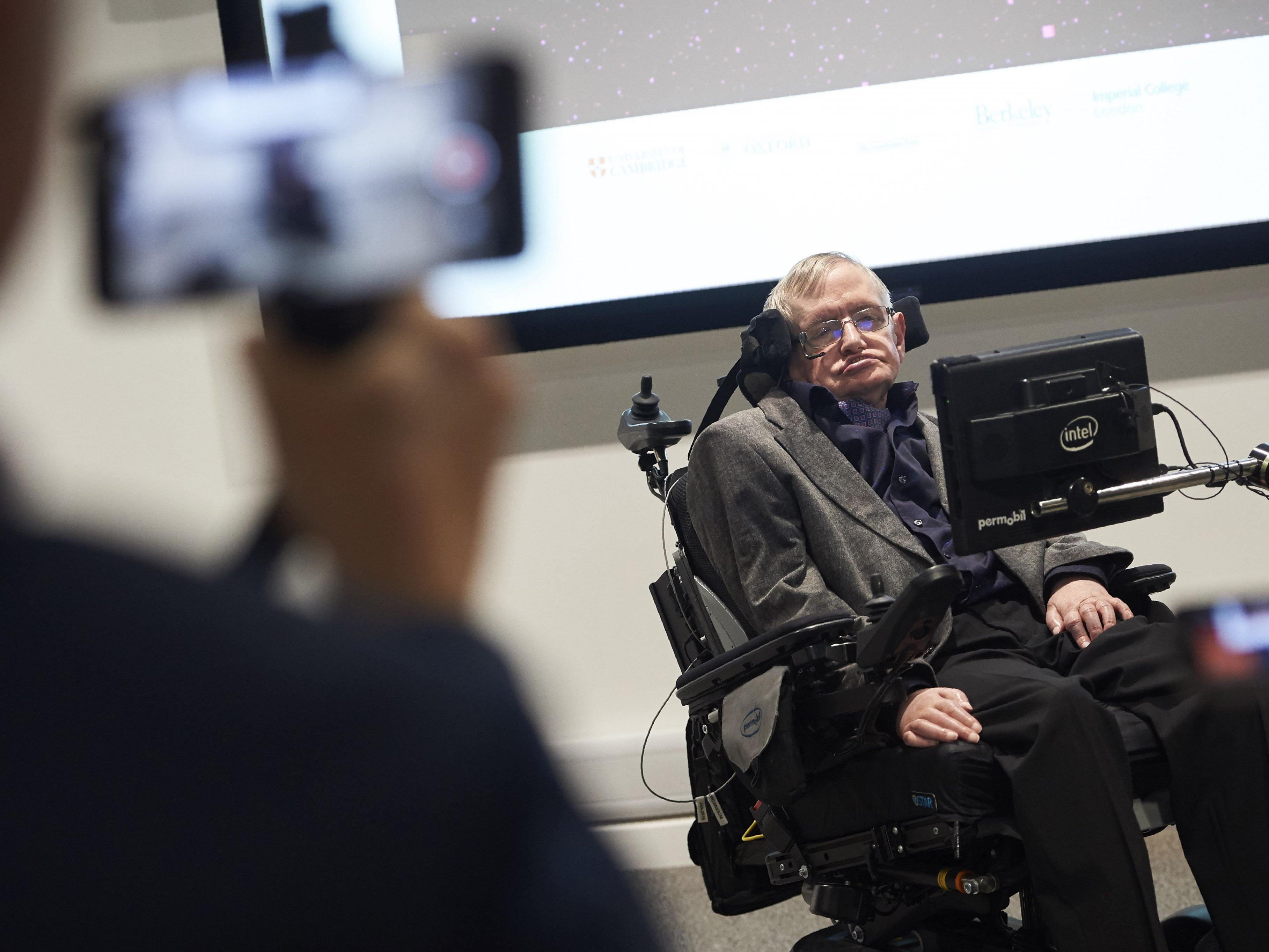 Stephen Hawking bei seiner Vorlesung an der Universität von Cambridge.