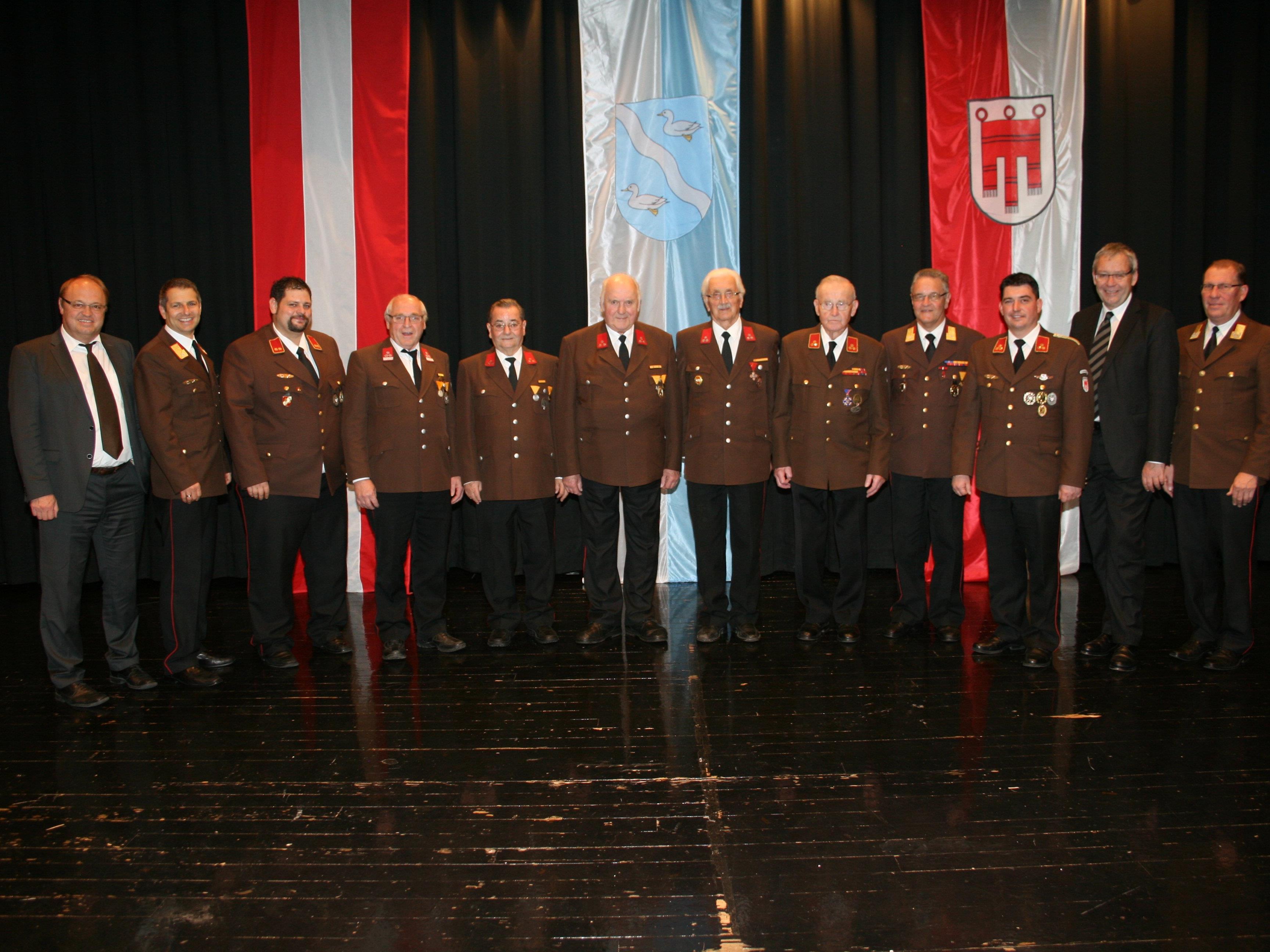 Die Jubilare und Ehrengäste beim Festabend 125 Jahre Feuerwehr Lauterach
