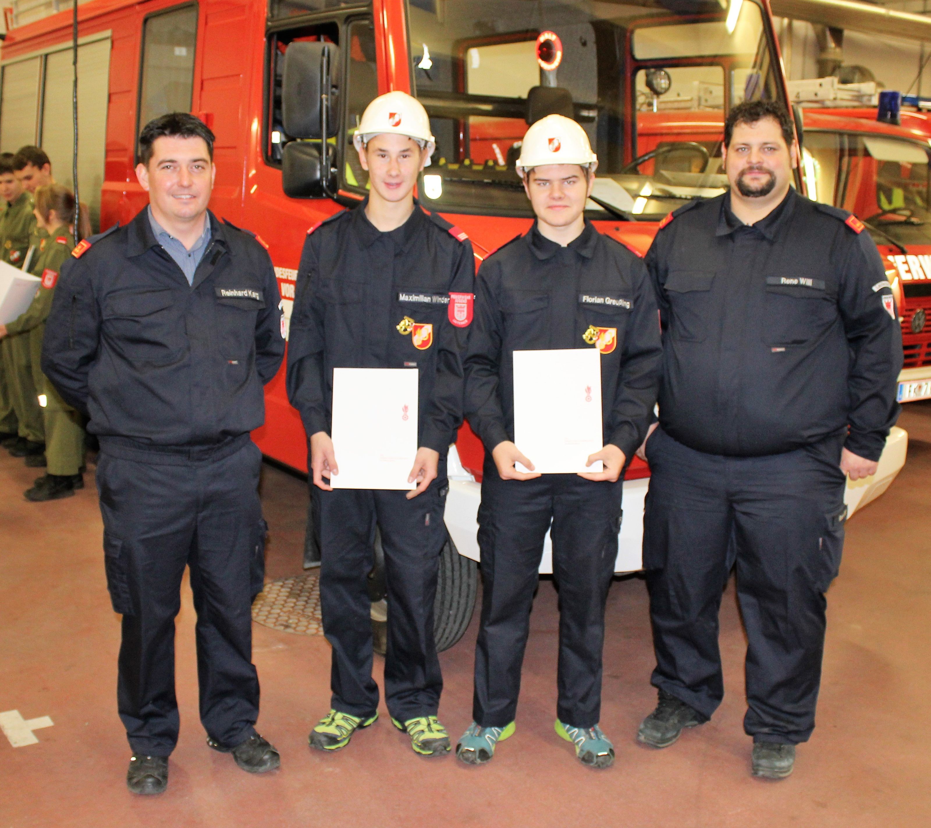 Die beiden erfolgreichen Bewerber mit Kommandant und Jugendleiter Die beiden erfolgreichen Bewerber mit Kommandant und Jugendleiter