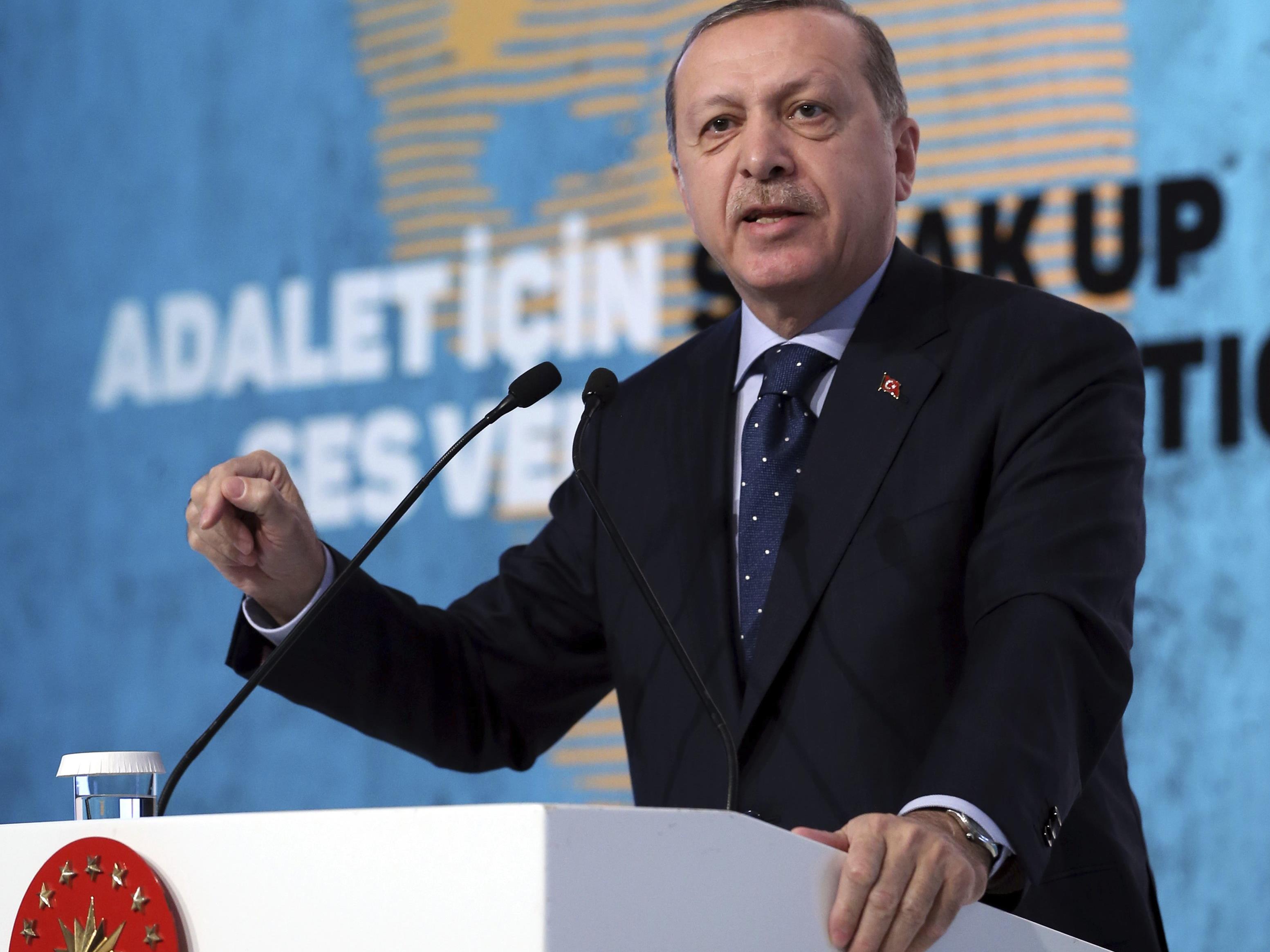 Sollte die EU Ihrer Meinung nach die Drohungen Erdogans ignorieren und die Beitrittsverhandlungen einfrieren?