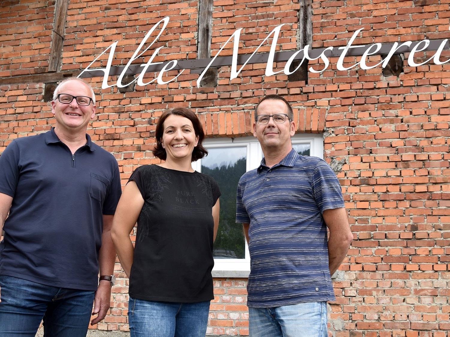 Bringen künftig neues und vor allem köstliches Leben in die Alte Mosterei in Kennelbach - Weinmax Markus Sutterlüti mit Bettina Schwarz und Jürgen Burger von der Feinkosterei.