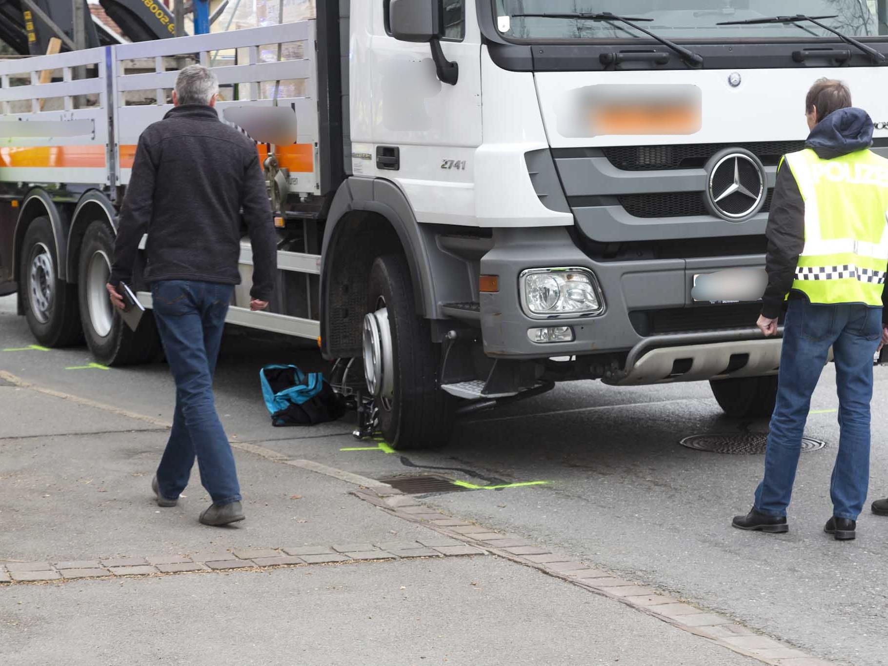 In Feldkirch wurde eine Radfahrerin von einem Lkw erfasst und überrollt. Sie verstarb noch an der Unfallstelle.