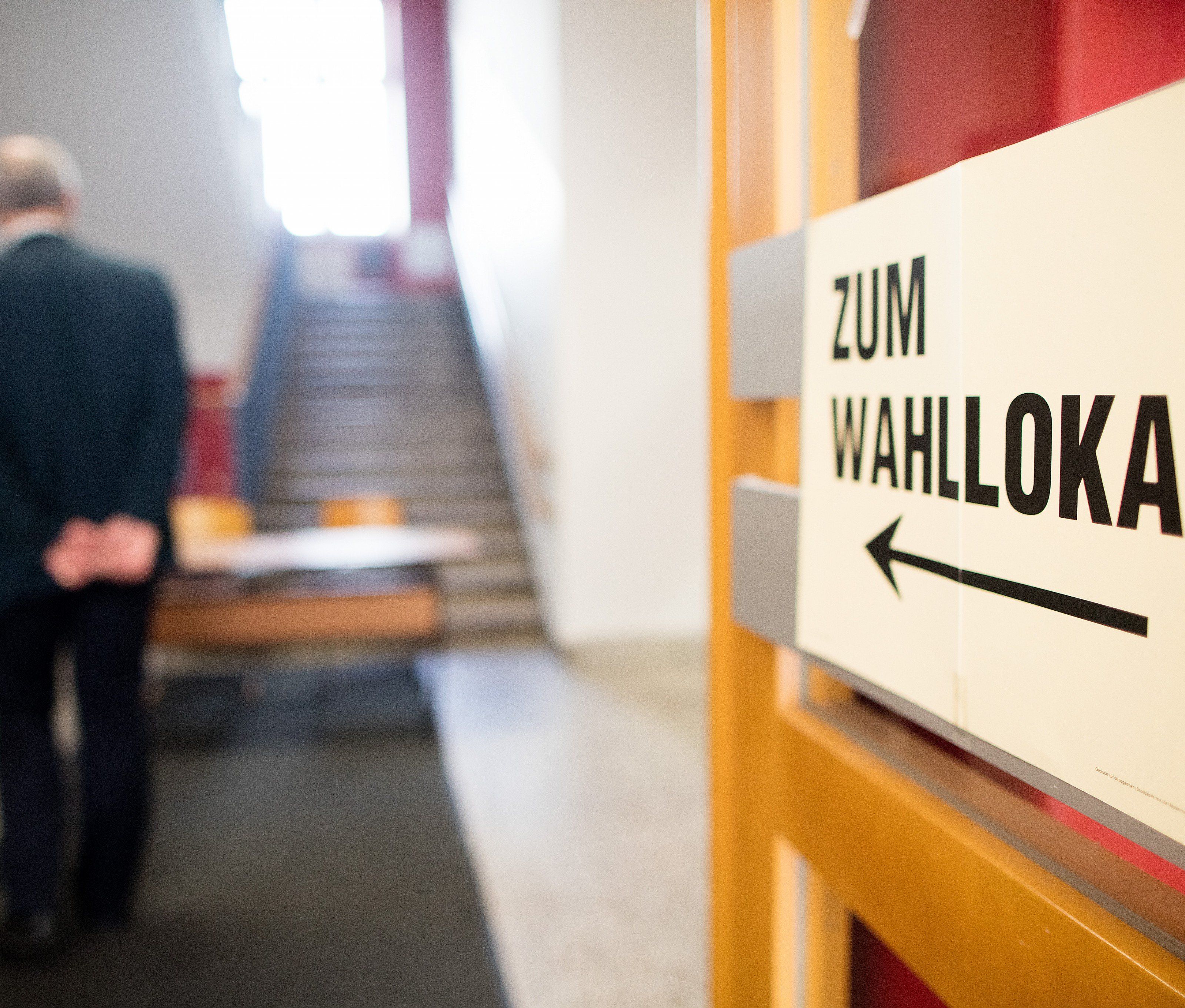 Einen Identitätsnachweis dürfen Sie am Sonntag auf keinen Fall vergessen. Einen Identitätsnachweis dürfen Sie am Sonntag auf keinen Fall vergessen.