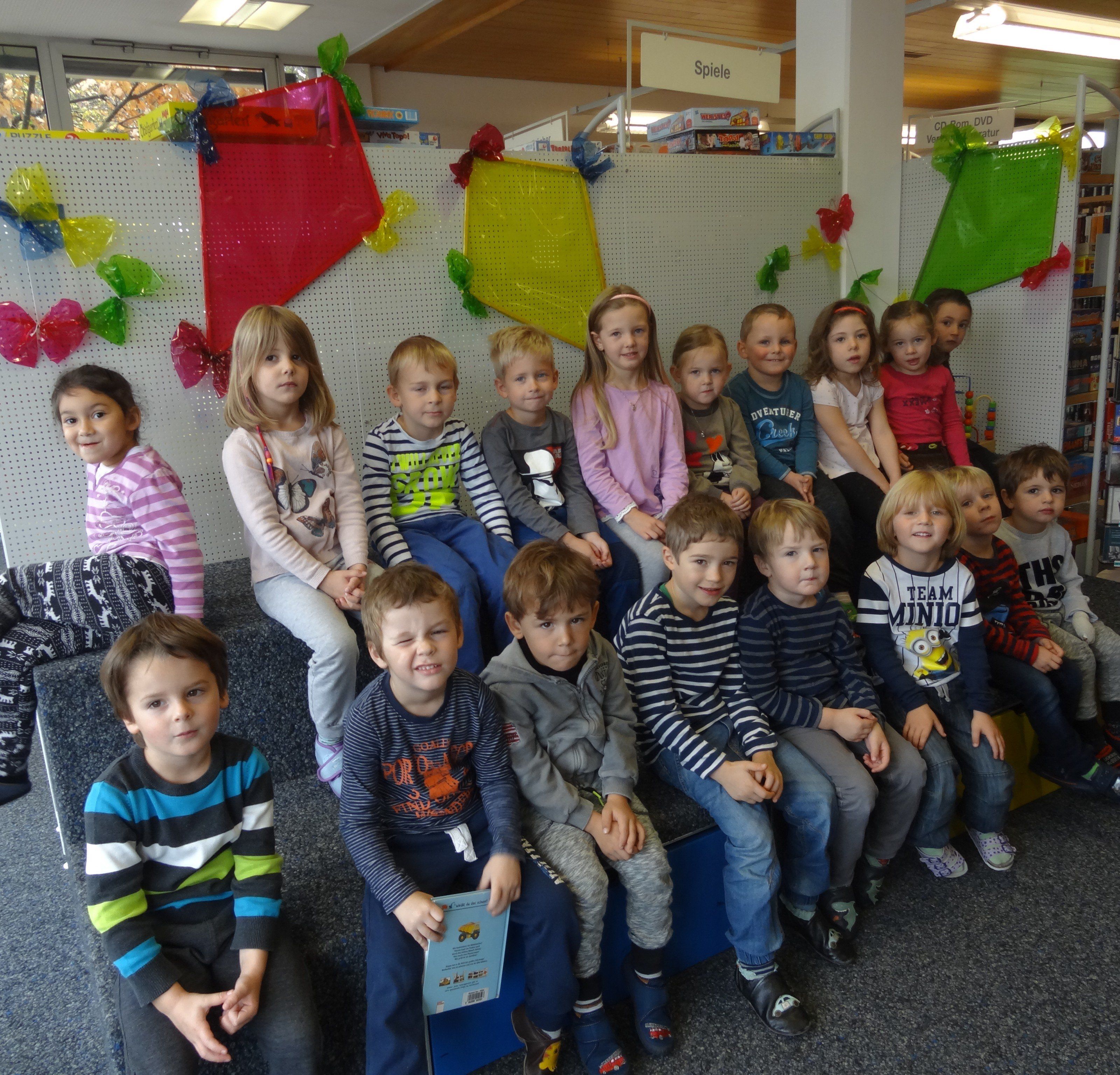 Waldkindergarten besucht die Bücherei Sulz Waldkindergarten besucht die Bücherei Sulz