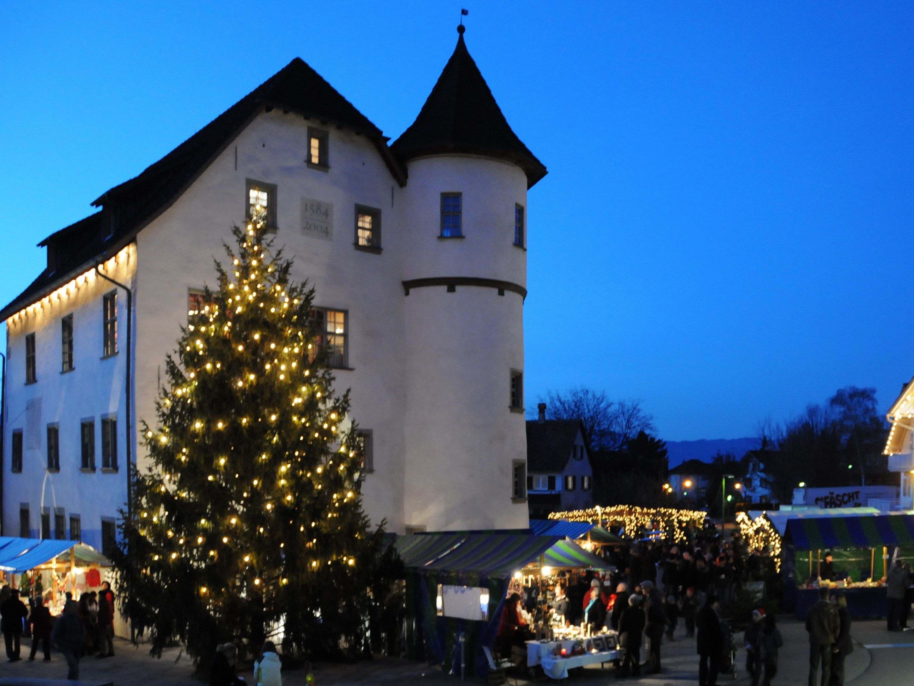 Die Besucher schätzen alljährlich den Weihnachtsmarkt beim mittelalterlichen Jonas Schlössle Die Besucher schätzen alljährlich den Weihnachtsmarkt beim mittelalterlichen Jonas Schlössle
