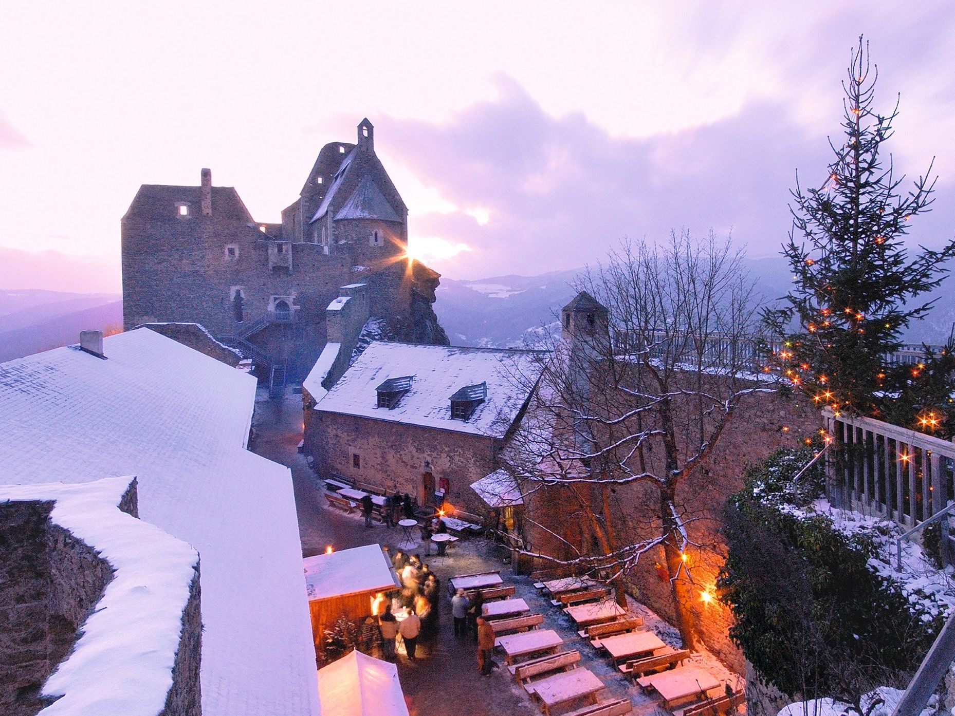 Auch dei Burgruine Aggstein lockt zum Weihnachtsmarkt. Auch dei Burgruine Aggstein lockt zum Weihnachtsmarkt.