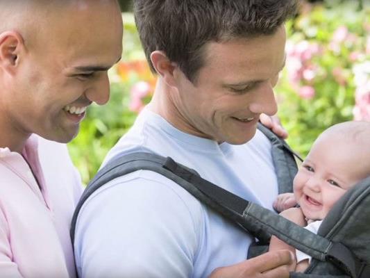 Erstmals hat in Österreich ein homosexuelles Paar ein Kind adoptiert.