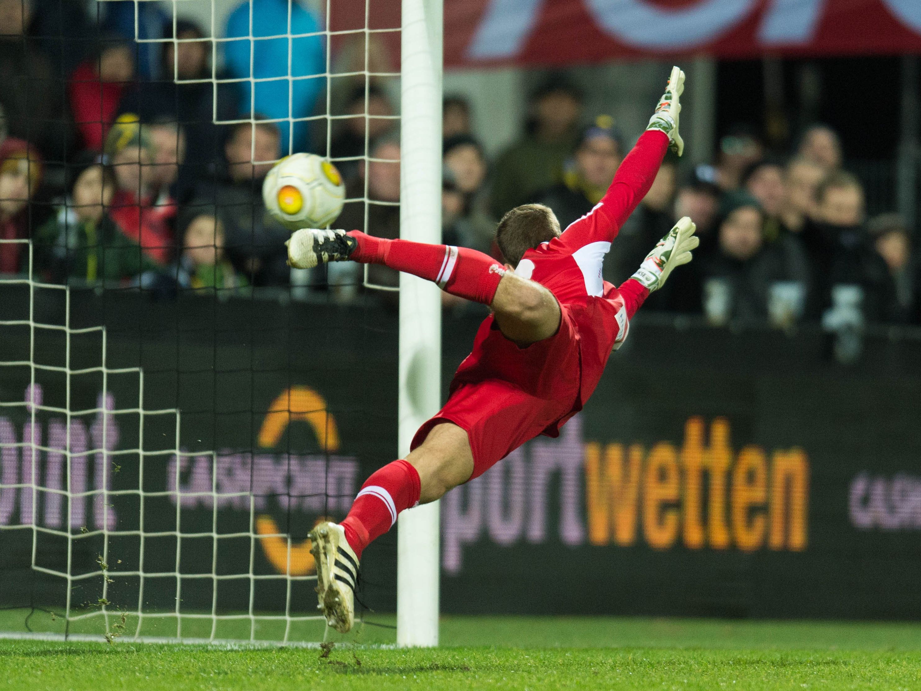 Gilt es diesmal zu verhindern: Altach-Goalie Andreas Lukse bekommt den Ball beim 1:1 gegen Granz nicht zu fassen. Gilt es diesmal zu verhindern: Altach-Goalie Andreas Lukse bekommt den Ball beim 1:1 gegen Granz nicht zu fassen.