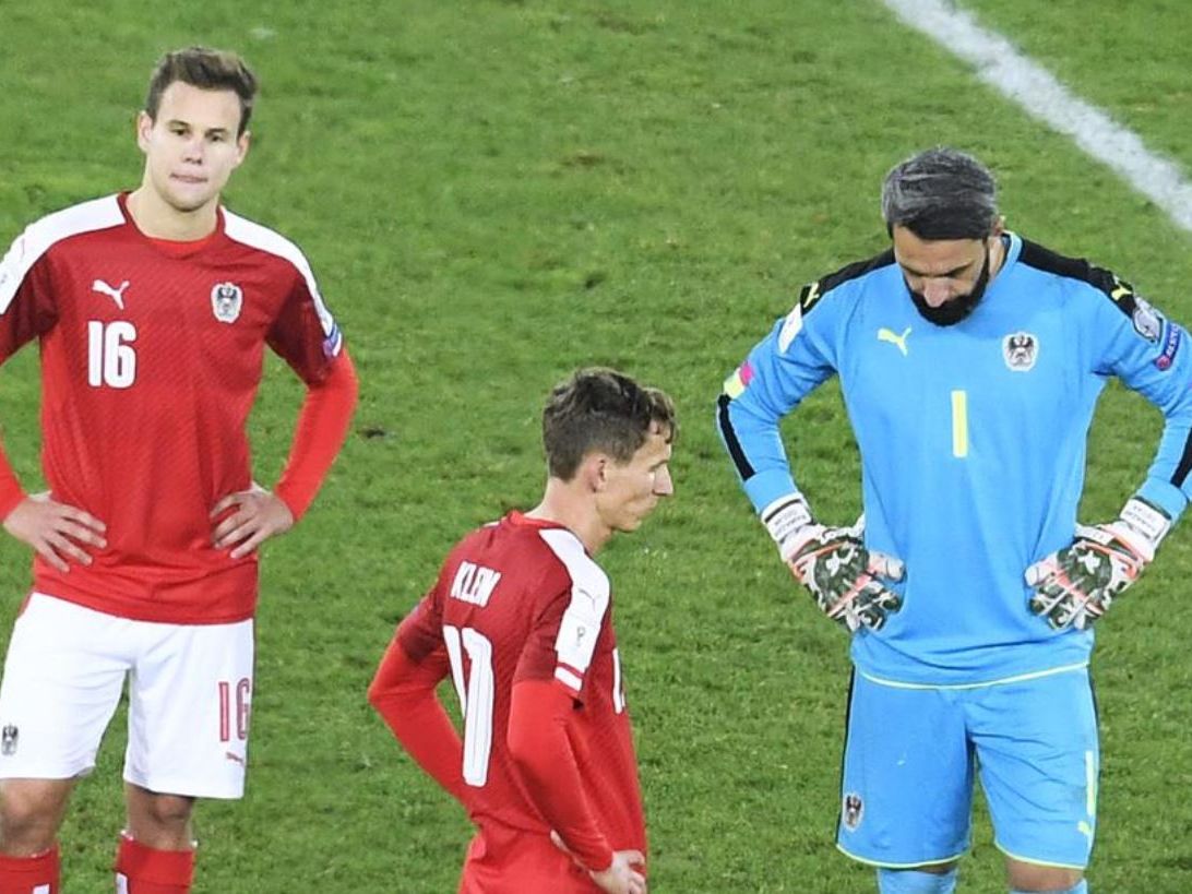 Hänge Köpfe nach der Niederlage des Nationalteams gegen Irland. Hänge Köpfe nach der Niederlage des Nationalteams gegen Irland.