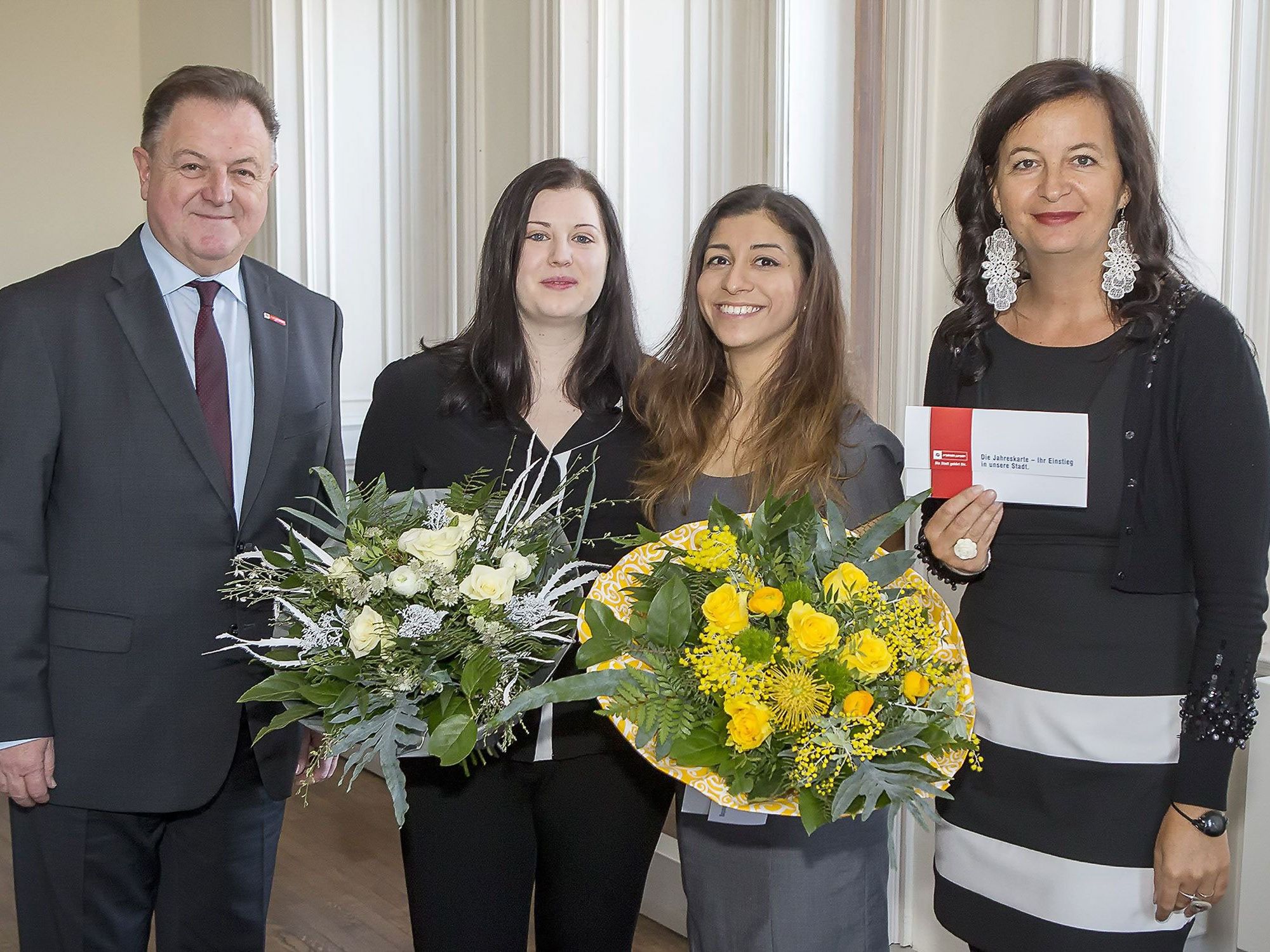 Öffi-Stadträtin Ulli Sima und Wiener-Linien-Geschäftsführer Eduard Winter bedankten sich bei den Lebensretterinnen Öffi-Stadträtin Ulli Sima und Wiener-Linien-Geschäftsführer Eduard Winter bedankten sich bei den Lebensretterinnen