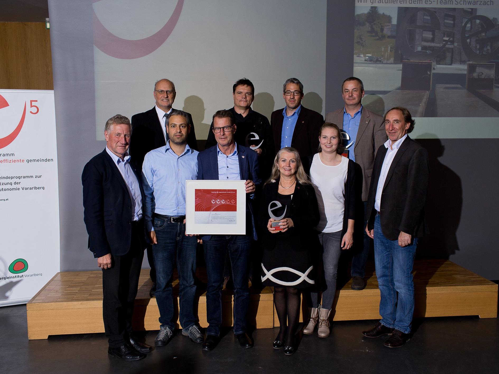 Bürgermeister Manfred Flatz und das Team aus Schwarzach wurden mit drei „e“ erfolgreich re-zertifiziert.