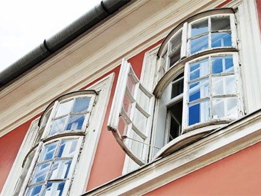 Das vierjährige Mädchen fiel aus einem geöffneten Fenster. Das vierjährige Mädchen fiel aus einem geöffneten Fenster.