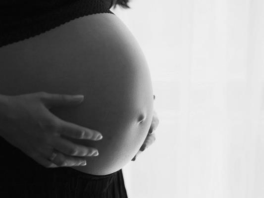 In einem polnischen Krankenhaus sollen Ärzte und Hebammen eine Frau bei der Geburt ihres toten Kindes sich selbst überlassen haben.