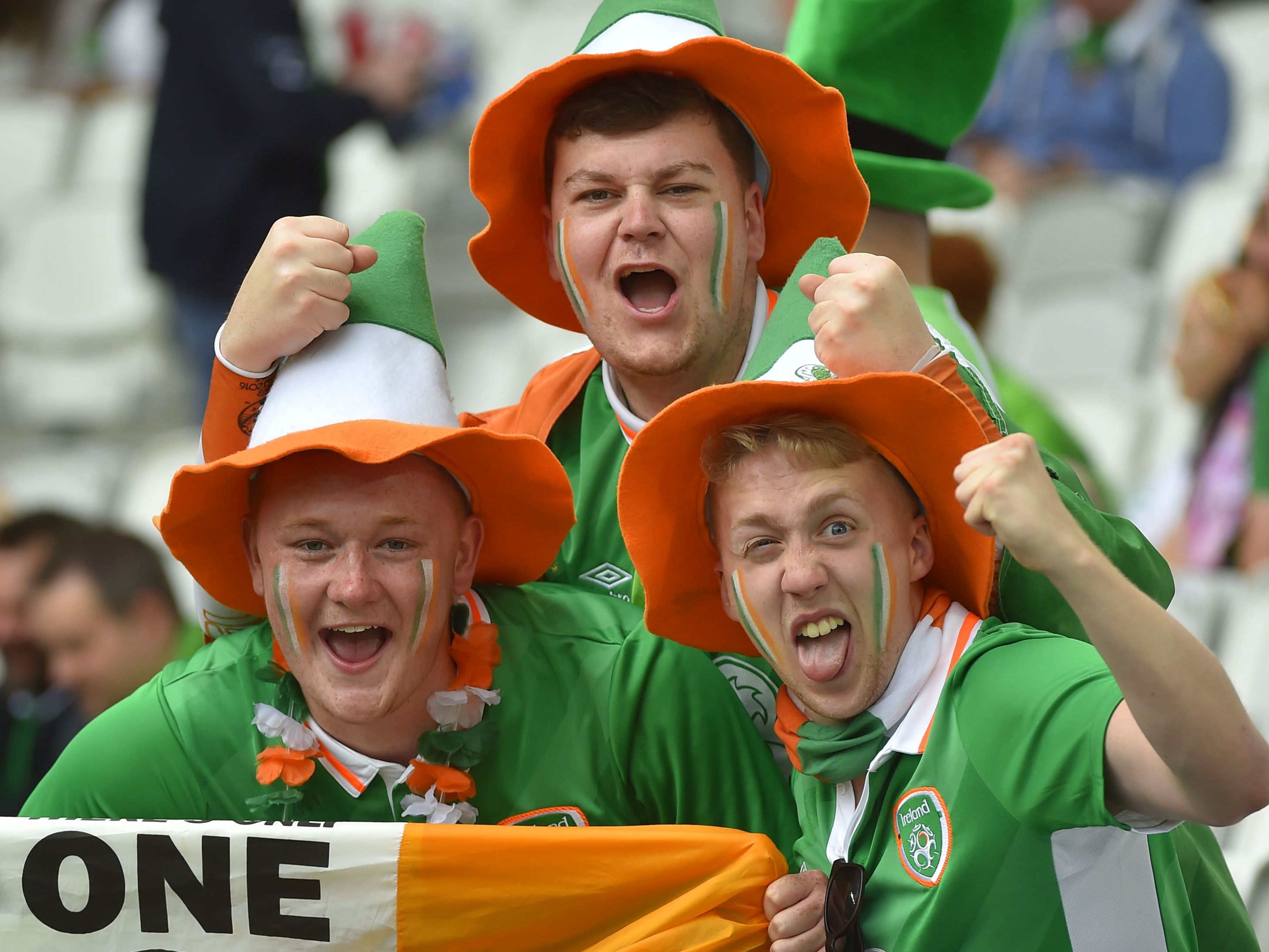 Verrückt und sympathisch: Die irischen Fußballfans. Verrückt und sympathisch: Die irischen Fußballfans.