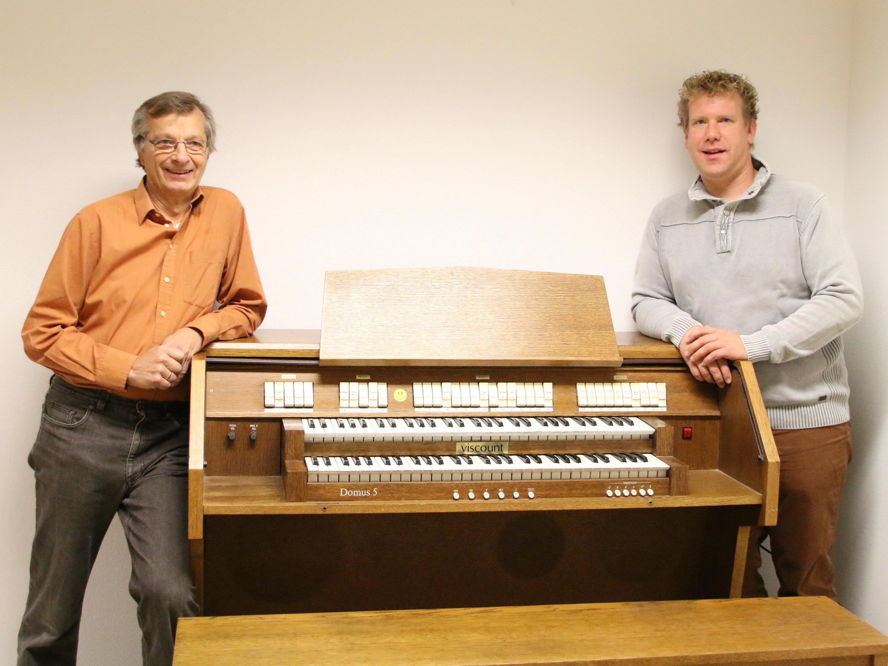 Dir. Christian Mathis und Klaus Moser mit der elektronischen Orgel Dir. Christian Mathis und Klaus Moser mit der elektronischen Orgel