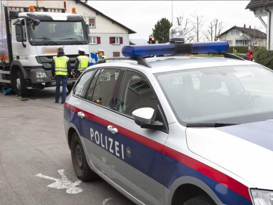 Nach dem tödlichen Unfall einer Radfahrerin in Feldkirch sucht die Polizei weitere Zeugen.