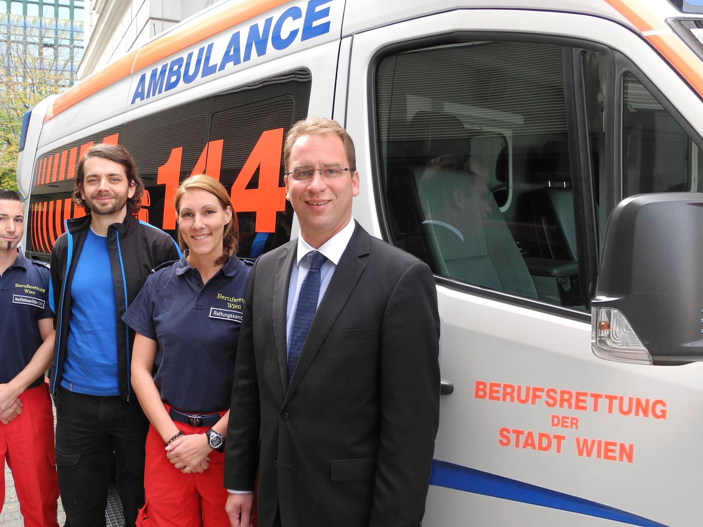 Patient bedankt sich bei seinen engagierten Helfern, v.l.n.r. Siegfried S., Patient, Sandra B. und Rainer Gottwald Patient bedankt sich bei seinen engagierten Helfern, v.l.n.r. Siegfried S., Patient, Sandra B. und Rainer Gottwald