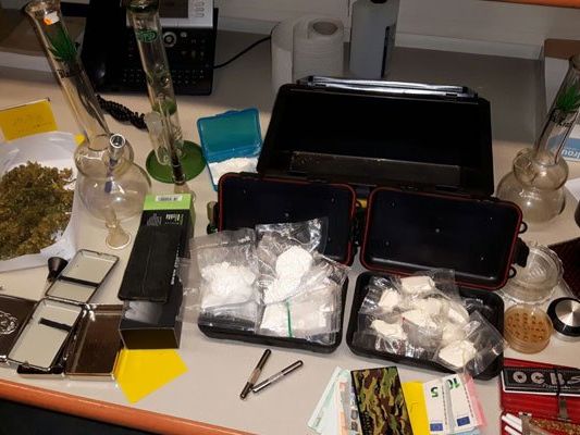 Die Polizei konnte Suchtmittel und Waffen in der Wohnung sicherstellen. Die Polizei konnte Suchtmittel und Waffen in der Wohnung sicherstellen.