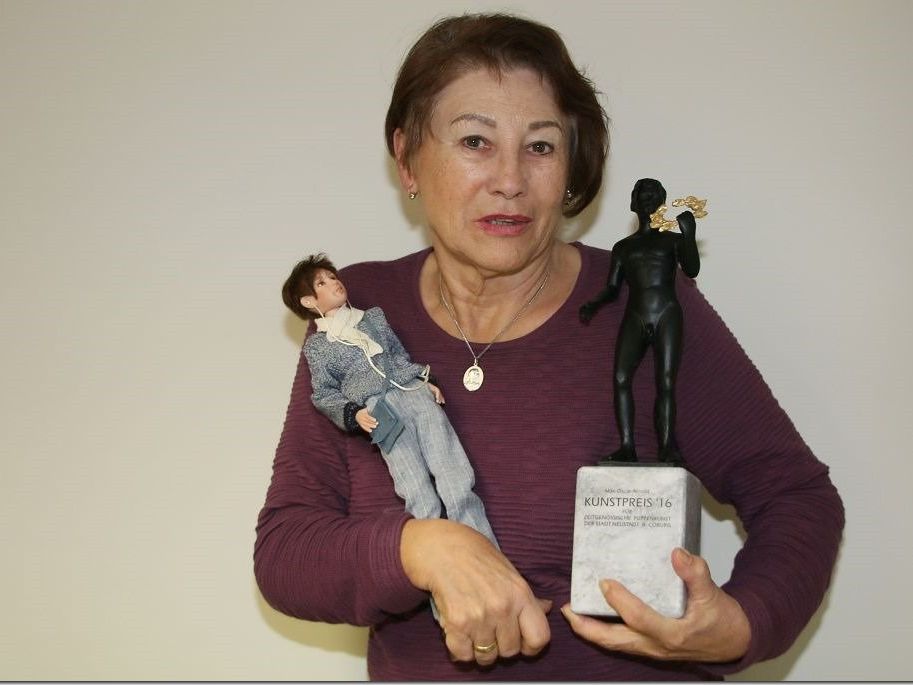 Die Bresnerin Berni Stenek gewann zum vierten Mal in Folge den bedeutendsten Award in der Puppenszene Die Bresnerin Berni Stenek gewann zum vierten Mal in Folge den bedeutendsten Award in der Puppenszene