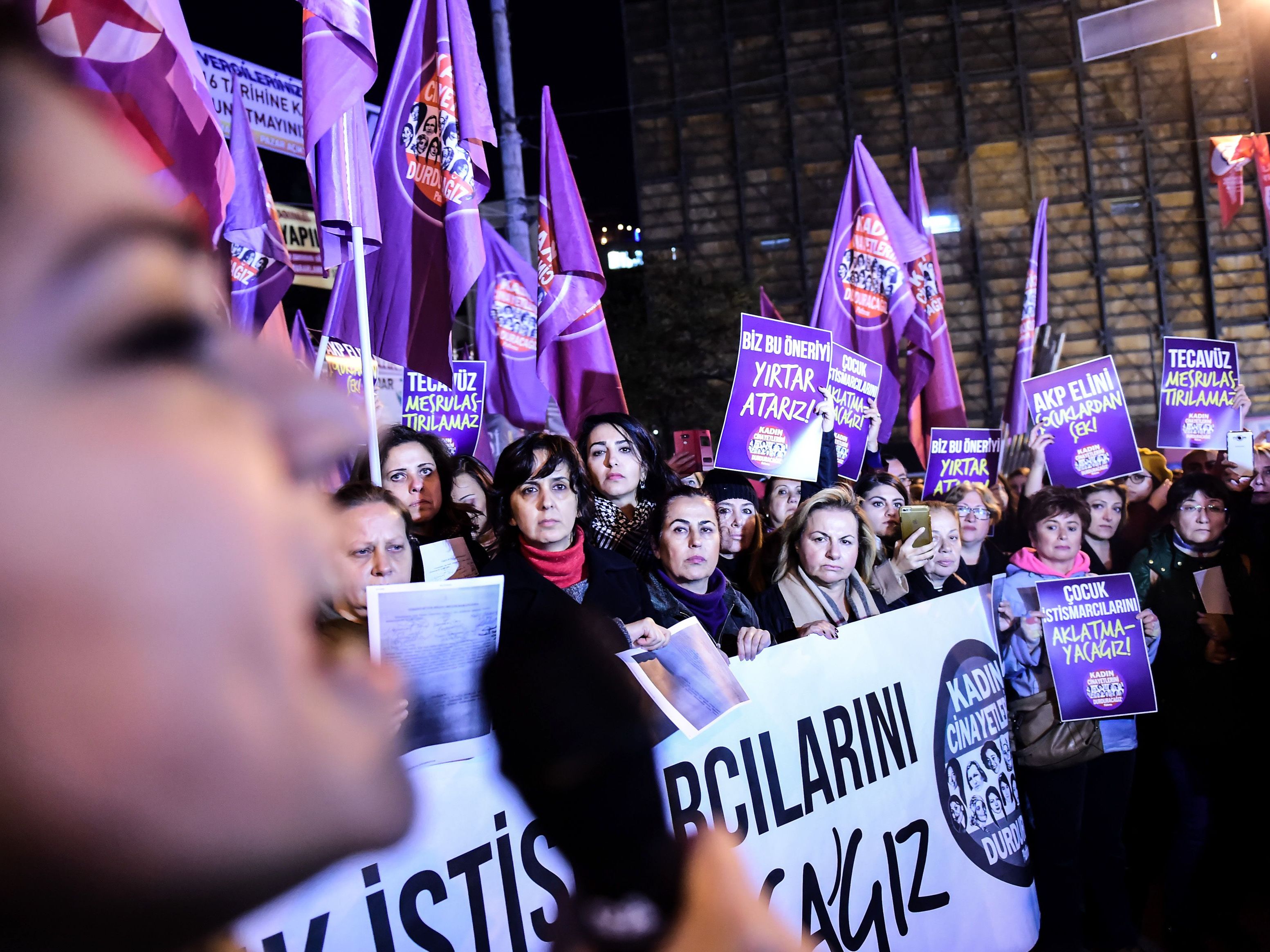 Nach heftigen Protesten hat die türkische Regierung ein umstrittenes Gesetz zur Reform des Sexualstrafrechts zurück in die Gremien verwiesen. Nach heftigen Protesten hat die türkische Regierung ein umstrittenes Gesetz zur Reform des Sexualstrafrechts zurück in die Gremien verwiesen.