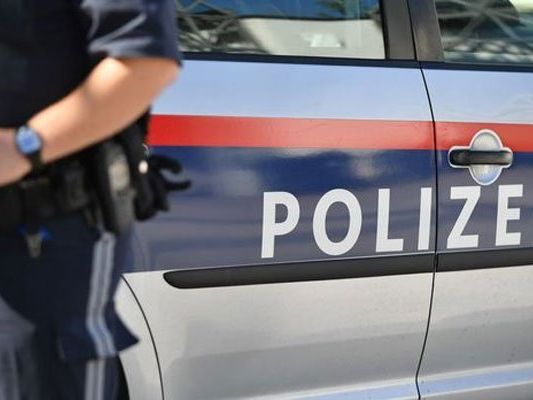 Die Polizei befragte Zeugen, wodurch sich die Angaben des Mannes als falsch entpuppten. Die Polizei befragte Zeugen, wodurch sich die Angaben des Mannes als falsch entpuppten.