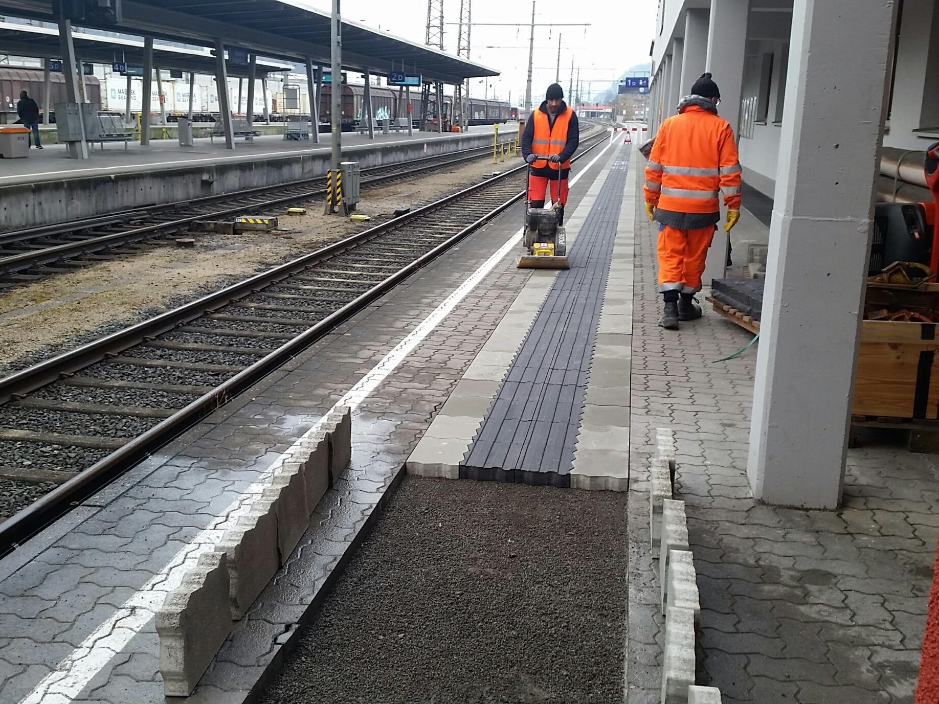 Am Bahnhof Bludenz laufen die Arbeiten für ein taktiles Blindenleitsystem – bis Ende 2016 sollen die Arbeiten abgeschlossen sein.