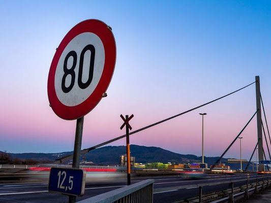 Schon 2010 hat die Gemeinde Wiener Neudorf einen Antrag auf Tempo 80 gestellt. Schon 2010 hat die Gemeinde Wiener Neudorf einen Antrag auf Tempo 80 gestellt.