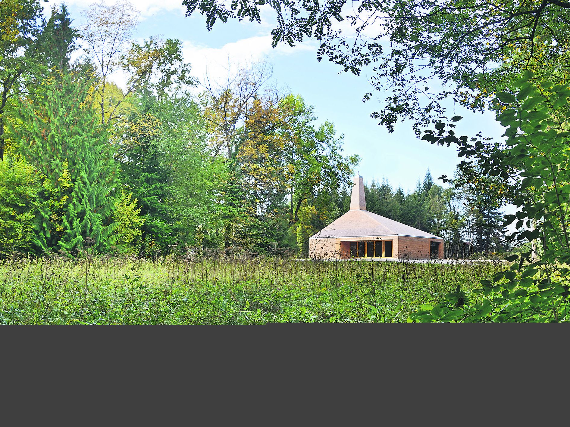 Während die zwei Vorgängerhäuser komplett im Wald gestanden sind, steht das neue auf einer Lichtung. Während die zwei Vorgängerhäuser komplett im Wald gestanden sind, steht das neue auf einer Lichtung.