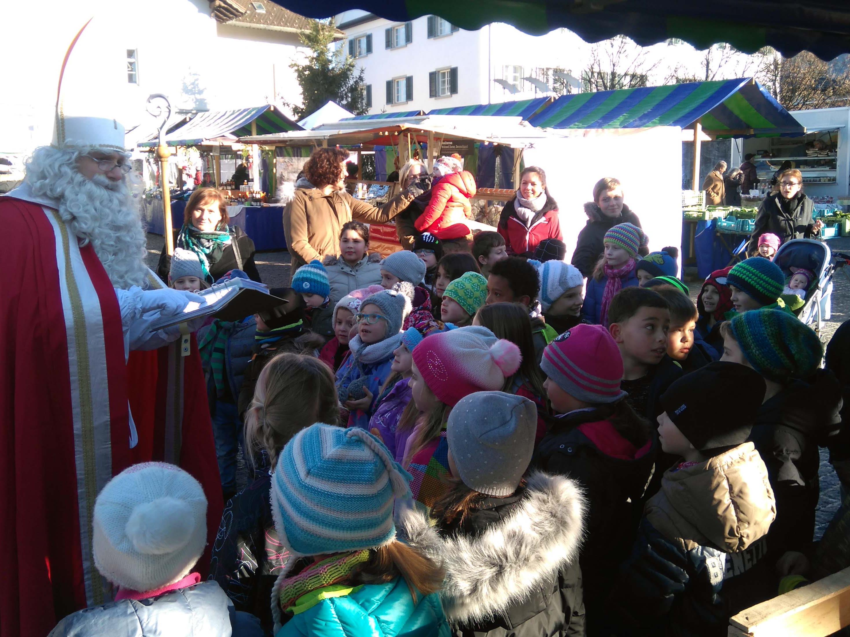 Schulklassen besuchten den Nikolaus am Rankler Wochenmarkt.