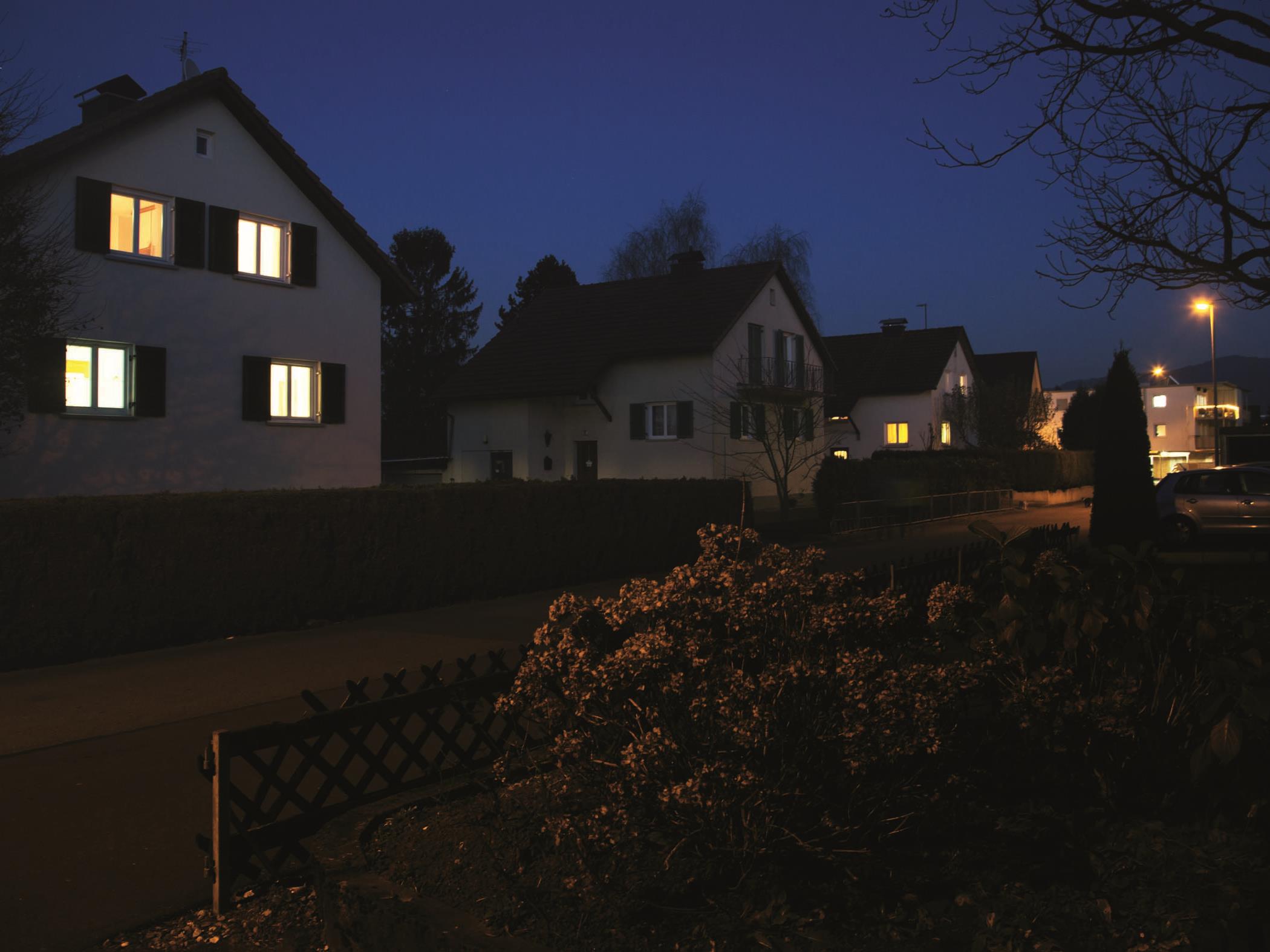 Die automatische Beleuchtung mit LEDON Guard hilft, dass die Aufmerksamkeit von Einbrechern nicht auf ein unbeleuchtetes Haus fällt.