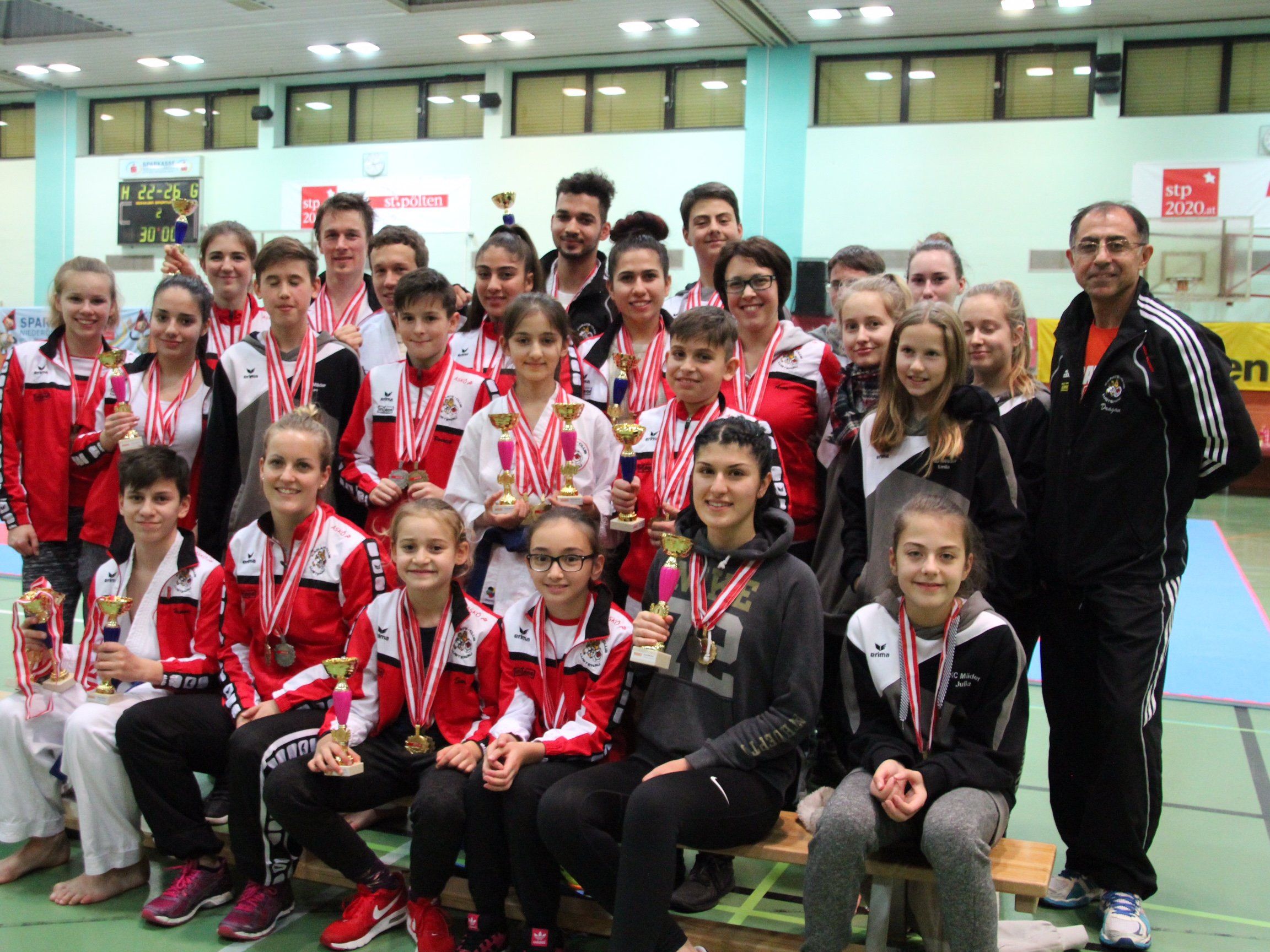 Das äußerst erfolgreiche Karateteam aus Lustenau bei der ASKÖ-Bundesmeisterschaft mit Nationaltrainer Dragan Leiler.