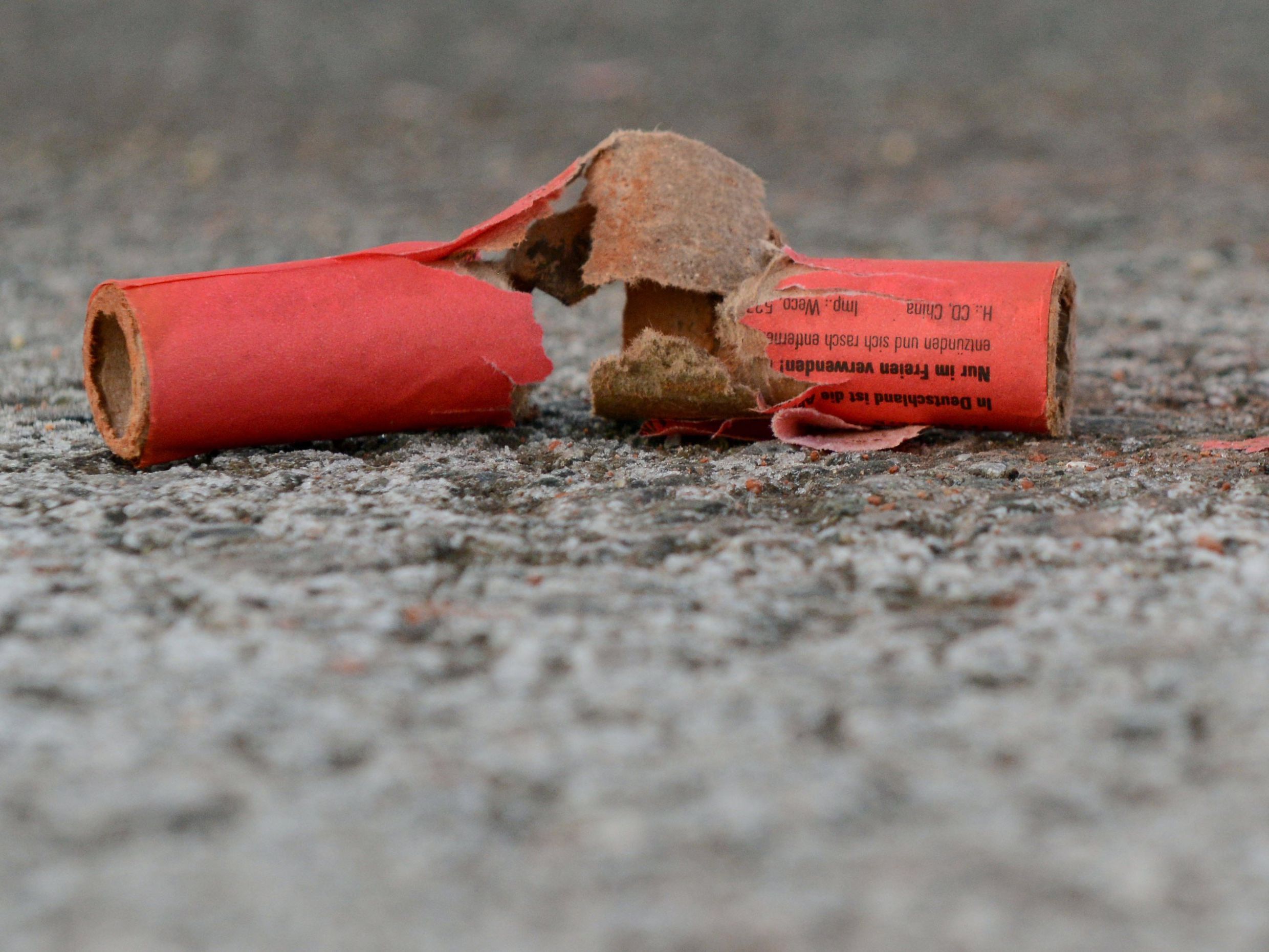 Die Feuerwehr warnt vor illegalen Böllern und Raketen am Silvesterabend. Die Feuerwehr warnt vor illegalen Böllern und Raketen am Silvesterabend.