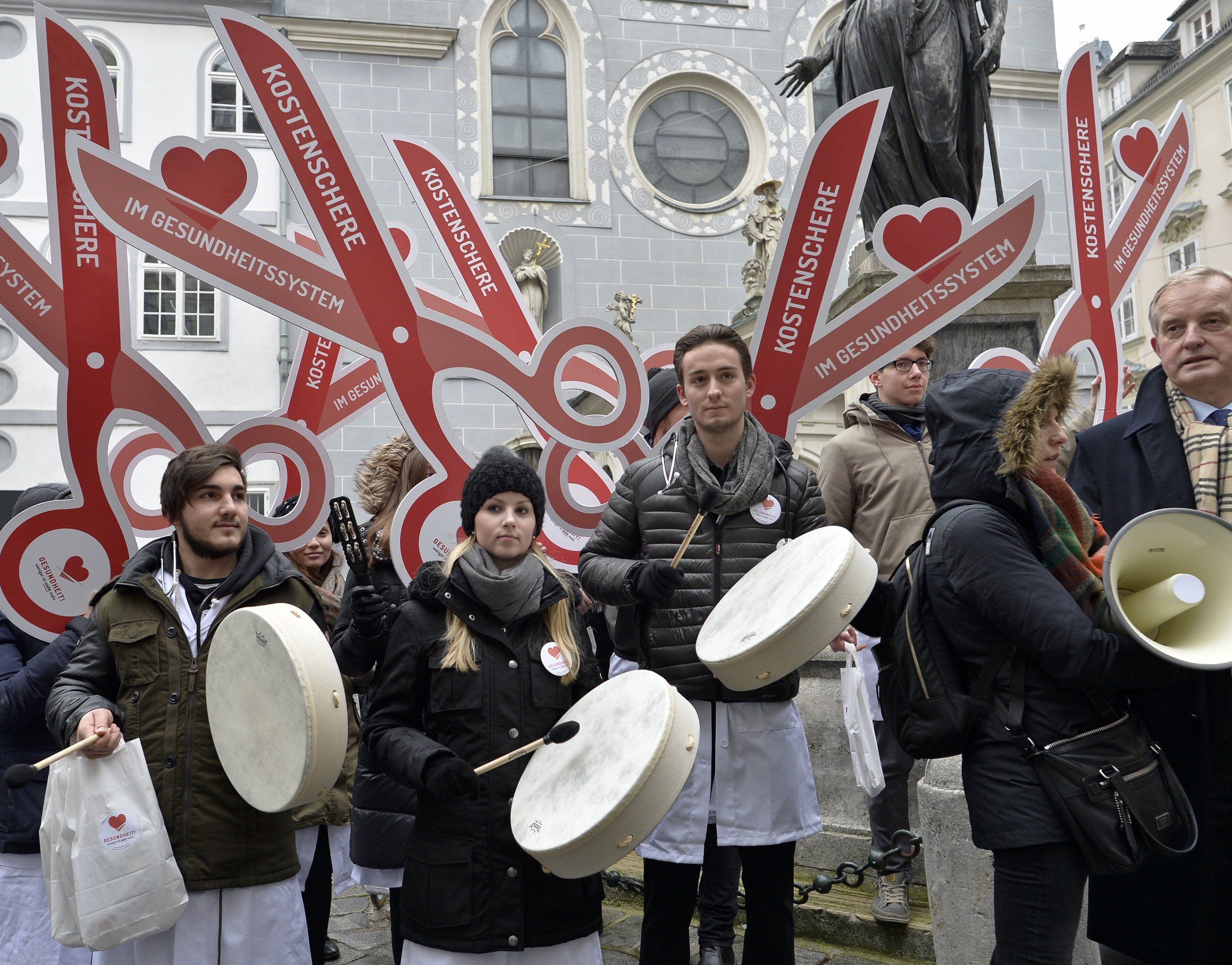 Ärztekammer-Vizepräsident Johannes Steinhart (R) und weitere Ärztevertreter beim Streik im Wien Ärztekammer-Vizepräsident Johannes Steinhart (R) und weitere Ärztevertreter beim Streik im Wien