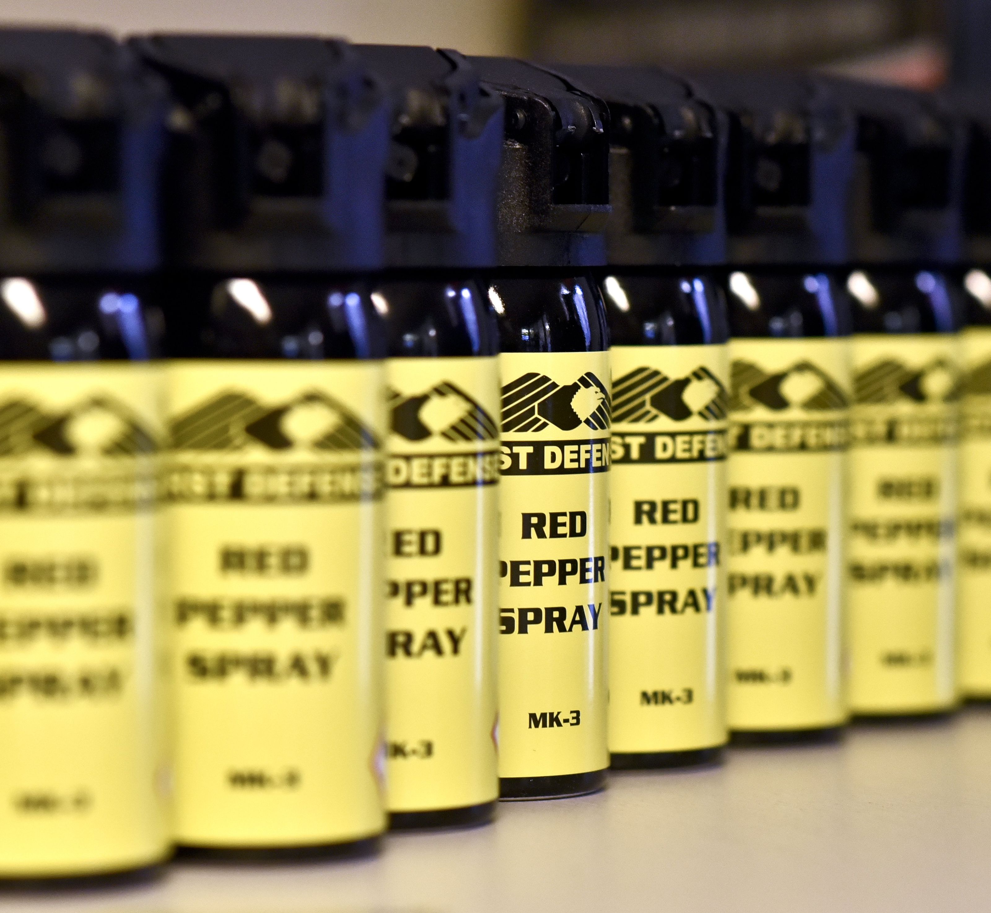 Bei einem Polizeieinsatz in der Nacht musste die Polizei zum Pfefferspray greifen. Bei einem Polizeieinsatz in der Nacht musste die Polizei zum Pfefferspray greifen.