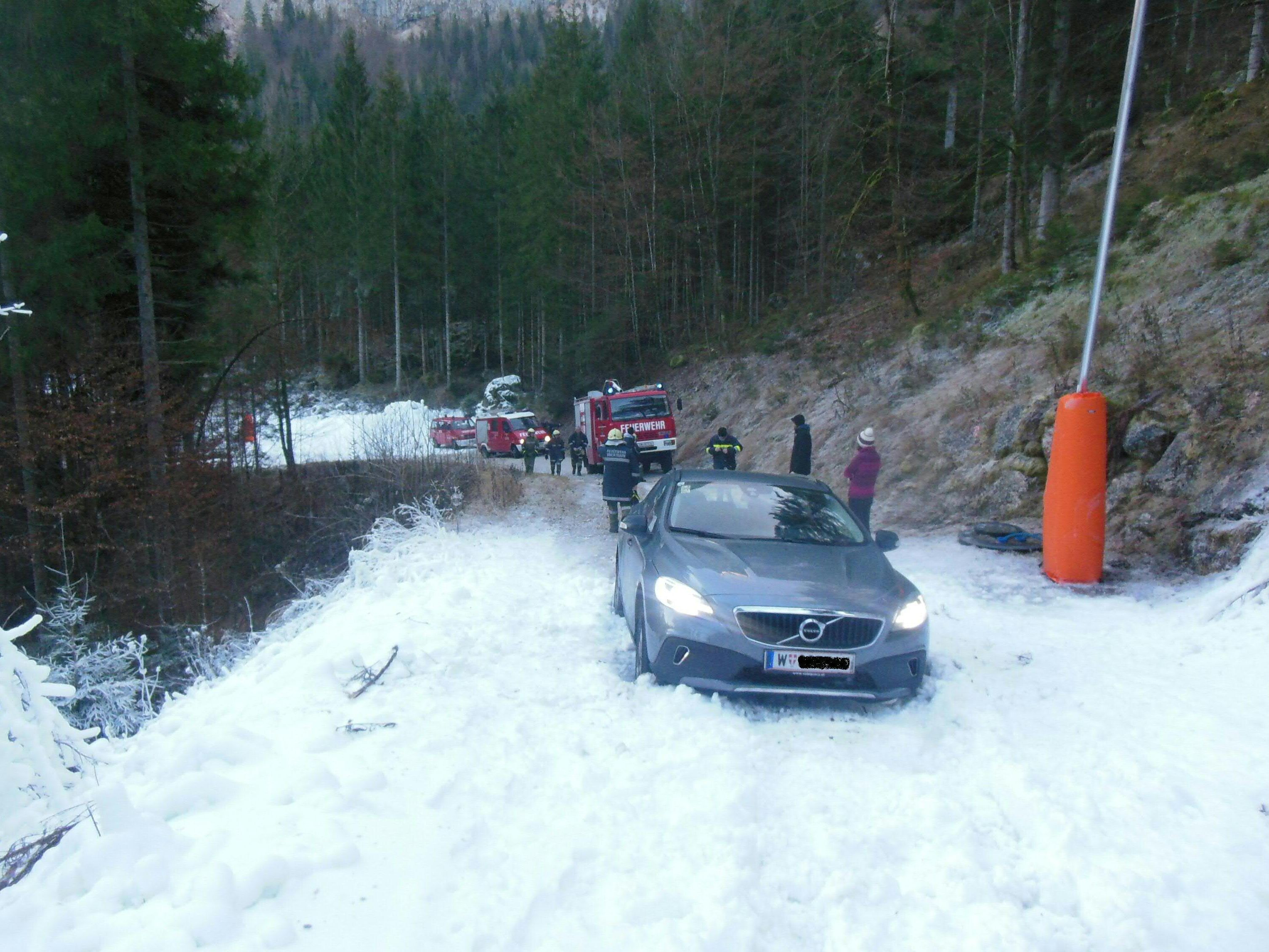 Die Wiener blieben mit ihrem Auto auf der Skipiste stecken. Die Wiener blieben mit ihrem Auto auf der Skipiste stecken.