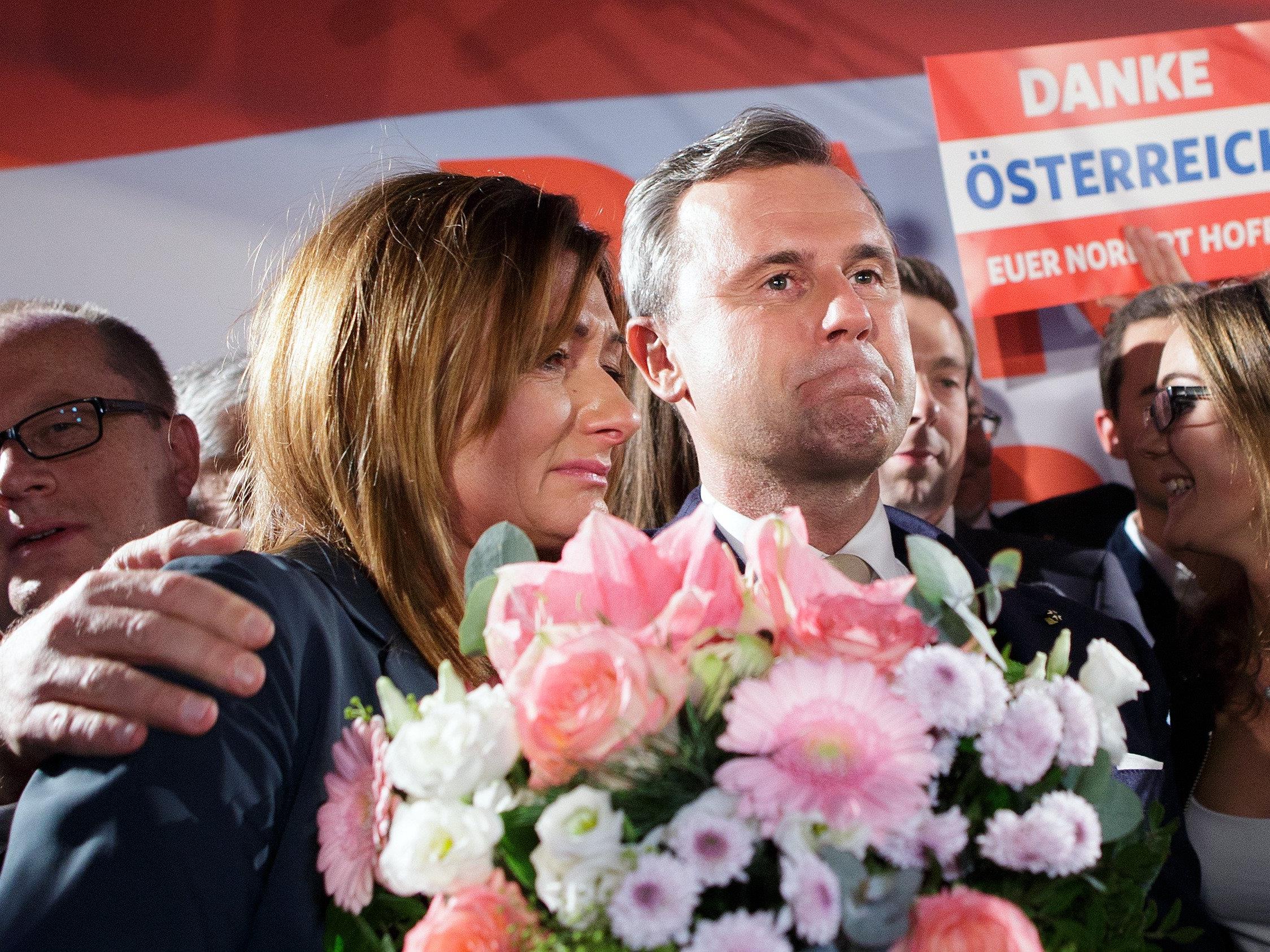 Norbert Hofer mit seine Frau in der FPÖ-Wahlkampfzentrale.