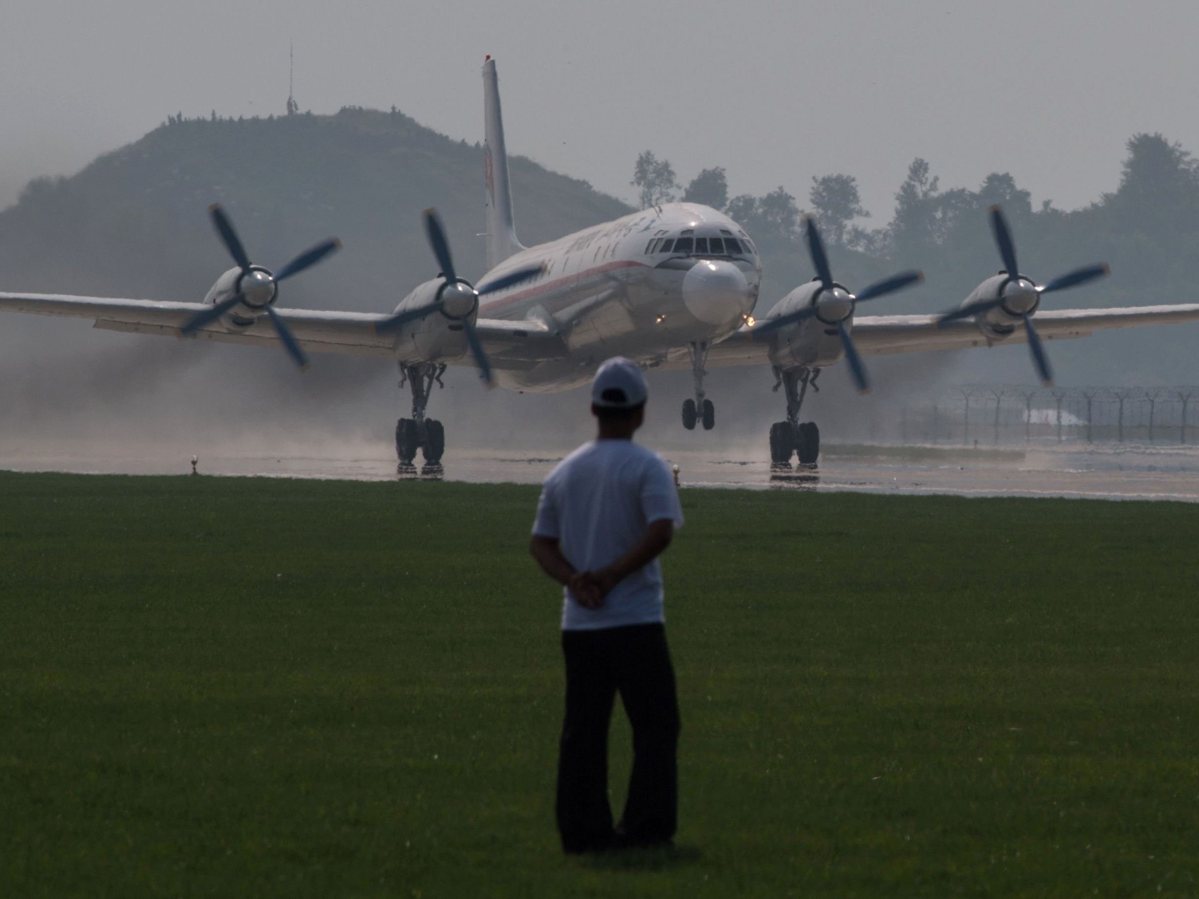 Eine Maschine des Typs Il-18 musste im Osten Russlands notlanden. Mehrere Insassen der Militärmaschine wurden verletzt. Eine Maschine des Typs Il-18 musste im Osten Russlands notlanden. Mehrere Insassen der Militärmaschine wurden verletzt.