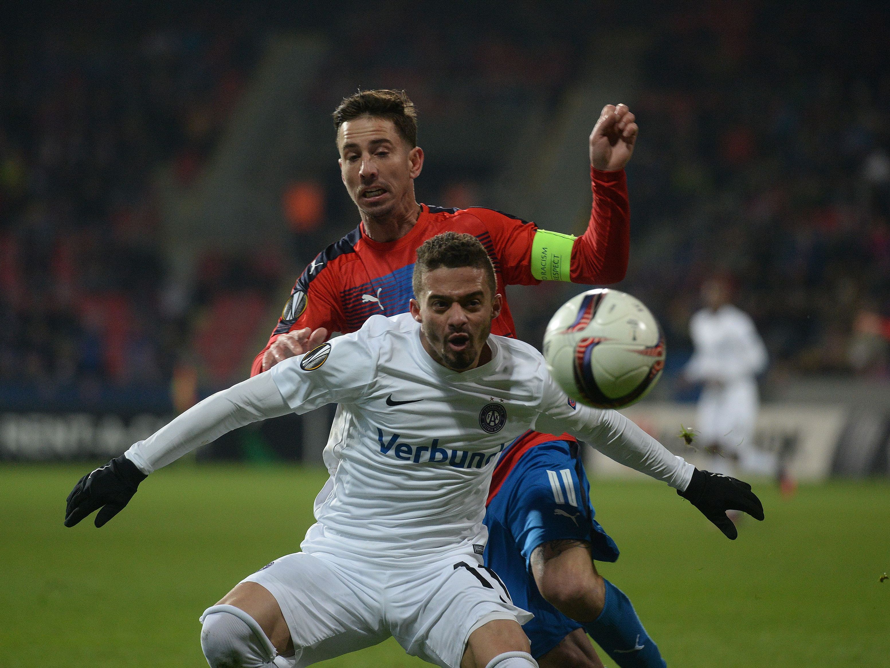 Venuto von FK Austria Wien (vorn) und Milan Petrzela von FC Viktoria Plzen beim EL-Spiel Venuto von FK Austria Wien (vorn) und Milan Petrzela von FC Viktoria Plzen beim EL-Spiel