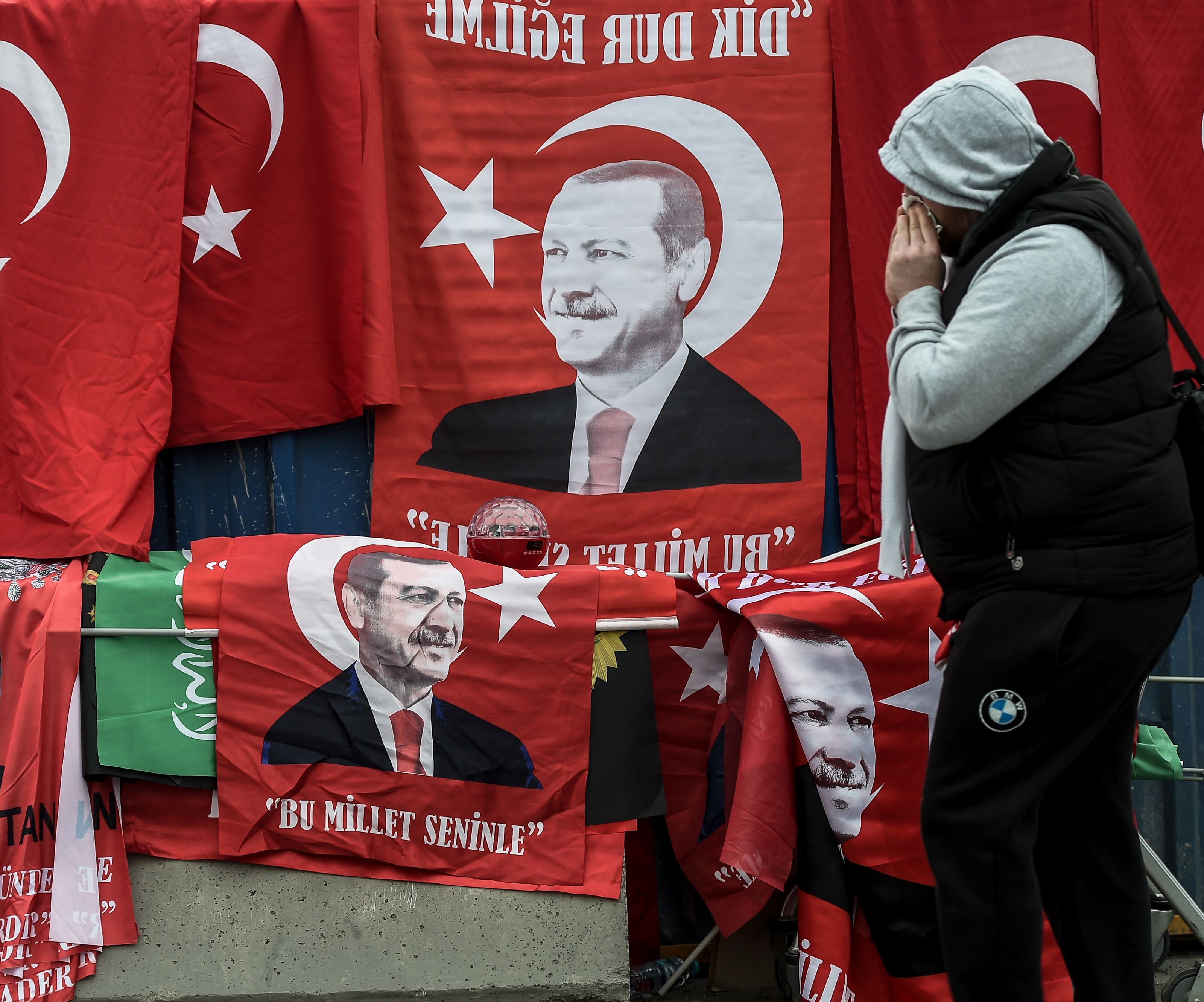 Die türkischen Behörden ermitteln gegen 10.000 Mensche Die türkischen Behörden ermitteln gegen 10.000 Mensche