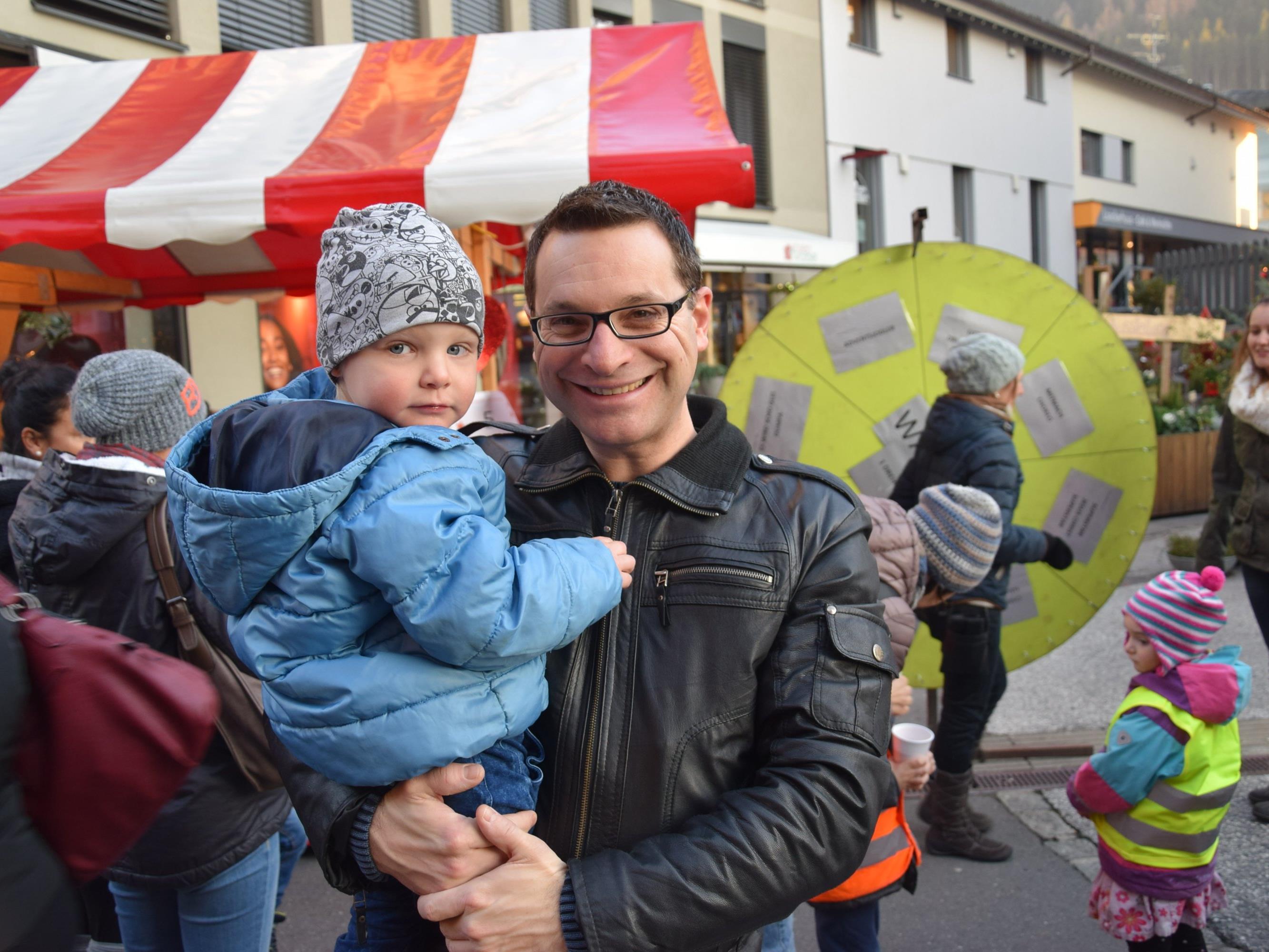 Alexander Fend und Vincent genossen ein paar schöne Stunden beim Adventmarkt am Garnmarkt