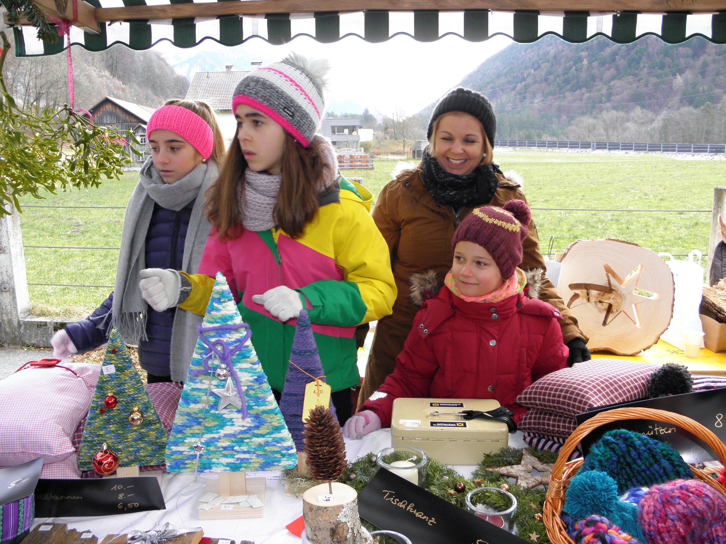 Konzentrierte Verkaufsgespräche beim Adventmarkt der „Bingser Zwergle“ Konzentrierte Verkaufsgespräche beim Adventmarkt der „Bingser Zwergle“