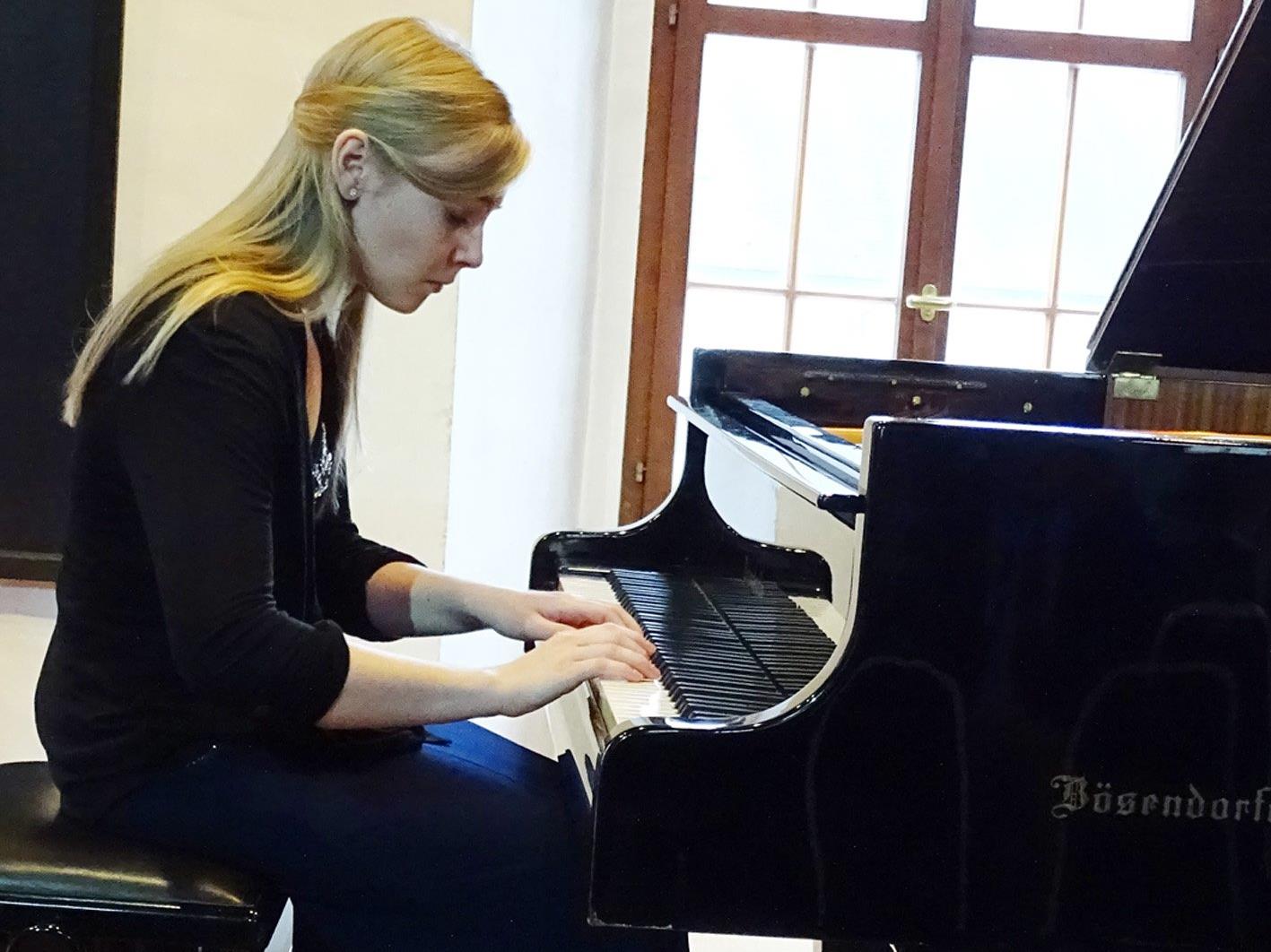 Hanna Bachmann begleitete die Matinee mit Arpeggione-Programmvorstellung 2017 am Klavier.