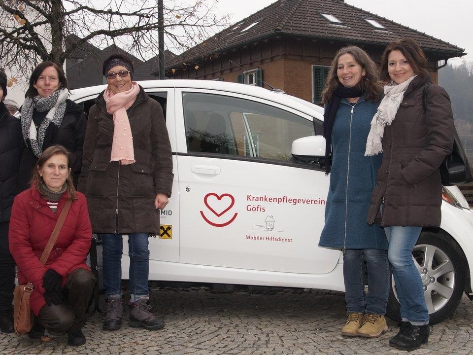 Obfrau Uschi Österle freut sich mit ihrem KPV-Team über das neue, umweltfreundliche Fahrzeug.