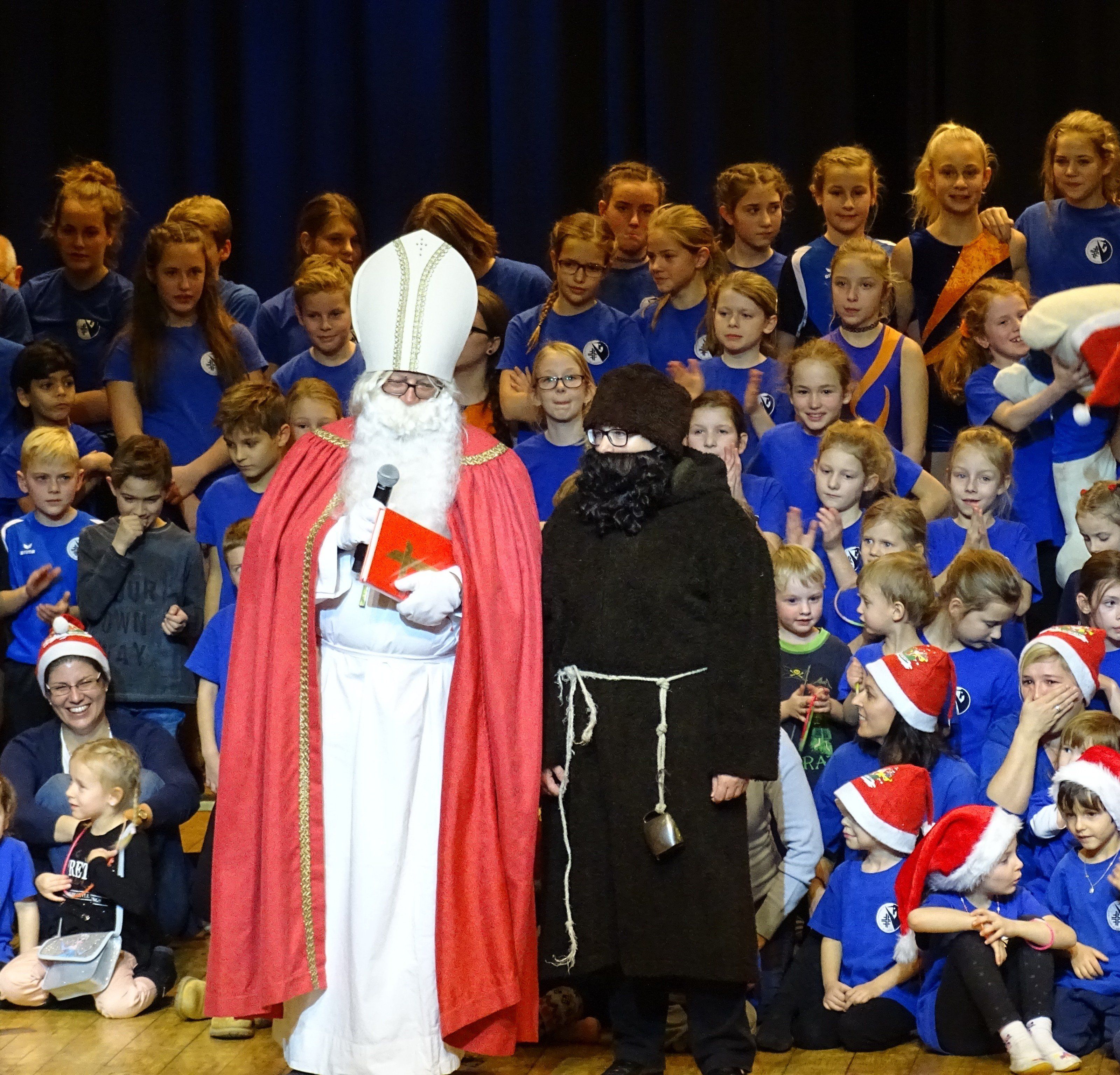 Zur Belohnung für die tolle Leistungsschau gab es vom Nikolaus zum Abschluss noch eine kleine Belohnung. Zur Belohnung für die tolle Leistungsschau gab es vom Nikolaus zum Abschluss noch eine kleine Belohnung.