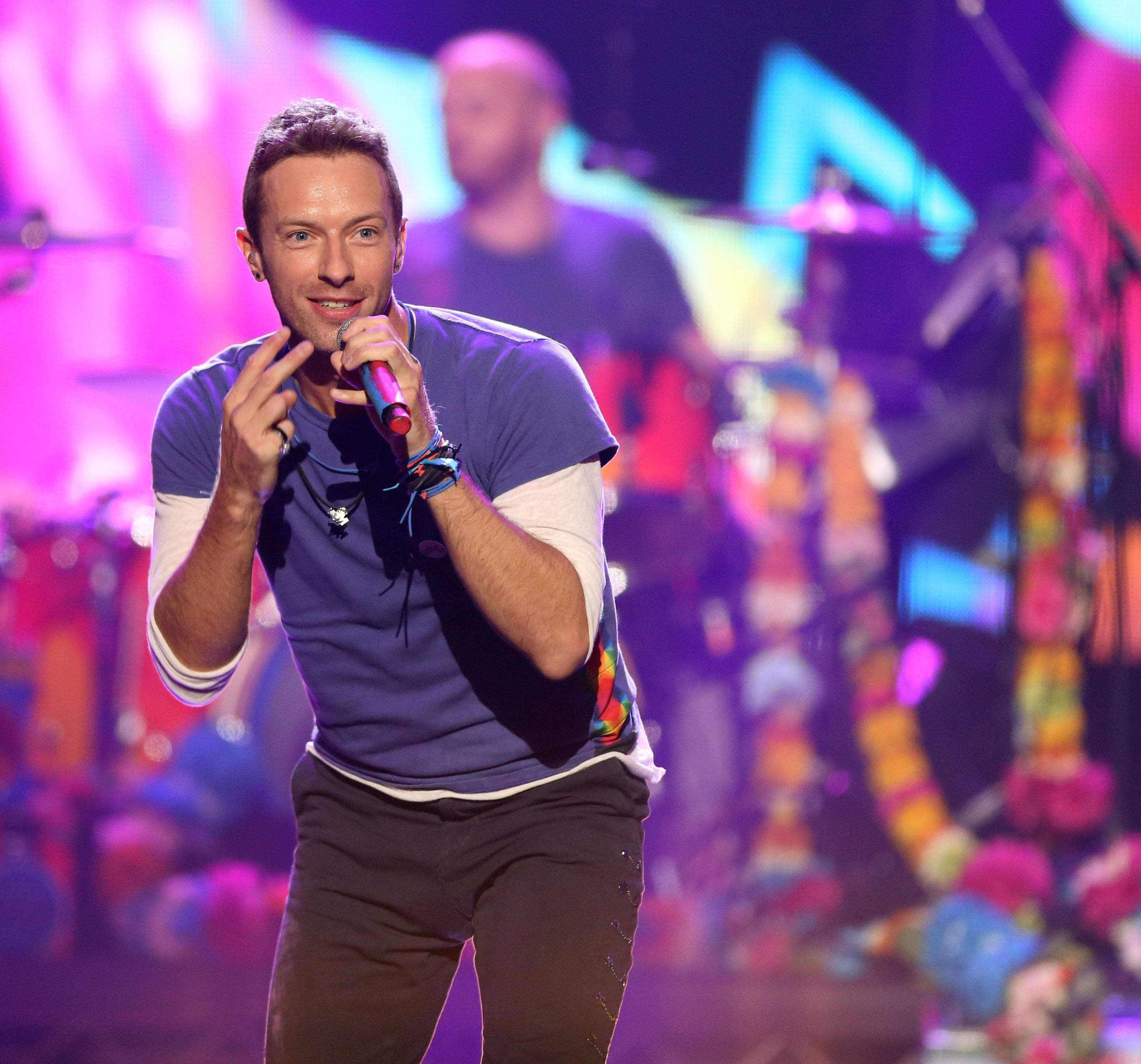 Coldplay-Sänger Chris Martin bat bei einem Konzert die falsche Frau für einen Heiratsantrag eines Fans auf die Bühne. Coldplay-Sänger Chris Martin bat bei einem Konzert die falsche Frau für einen Heiratsantrag eines Fans auf die Bühne.